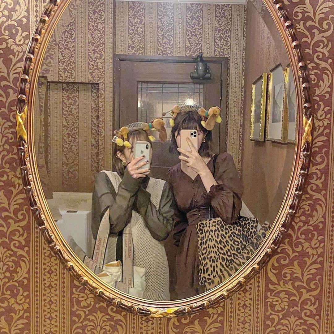 たんりいのインスタグラム：「. . Disney sea〜 ⛴♡ . 乗り物乗って、美味しいご飯食べて すごく充実した休日だったっ! . 寒すぎて帰りお揃いのニットを買った のはいい思い出だね ... 笑 . @noooooon_kt ちゃん1日ありがと♡ . . #disney #disneysea #tokyo #tokyodisneysea #鏡越し #ディズニー #ディズニーシー #スリンキー #スリンキーカチューシャ #ssコロンビア号 #ssコロンビアダイニングルーム」