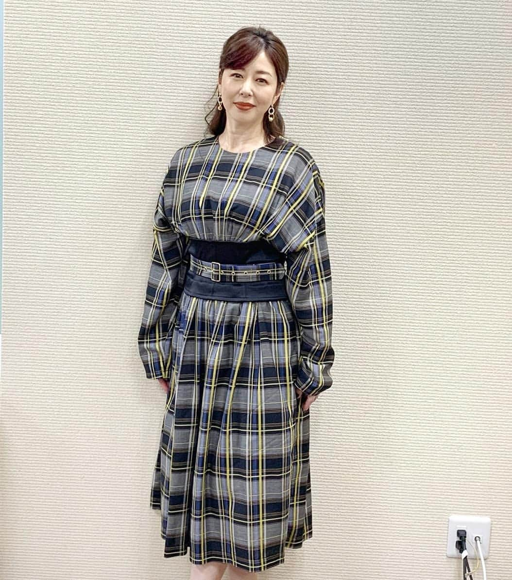 堀内敬子さんのインスタグラム写真 - (堀内敬子Instagram)「取材day  沢山の取材を受けました。  舞台パレードの宣伝です。  いつも大変お世話になっている。  スタイリスト、梶原さんと、メイク多絵さんと。頑張るぞーのポーズ。  スタッフに支えられ、綺麗にしてもらっております🎵  感謝です❤️  ーーーーー ⭐︎ワンピース ヴェントリロクイスト/ドレスアンレーヴ　Ventriloquist #ventriloquist_designer #dressunreve  ⭐︎ピアス 253ビジュー/ドレスアンレーヴ　253Bijoux #253_Bijoux #dressunreve  makeup #多絵  styling #梶原寛子  #パレード #舞台」10月8日 22時38分 - horiuchi_keiko