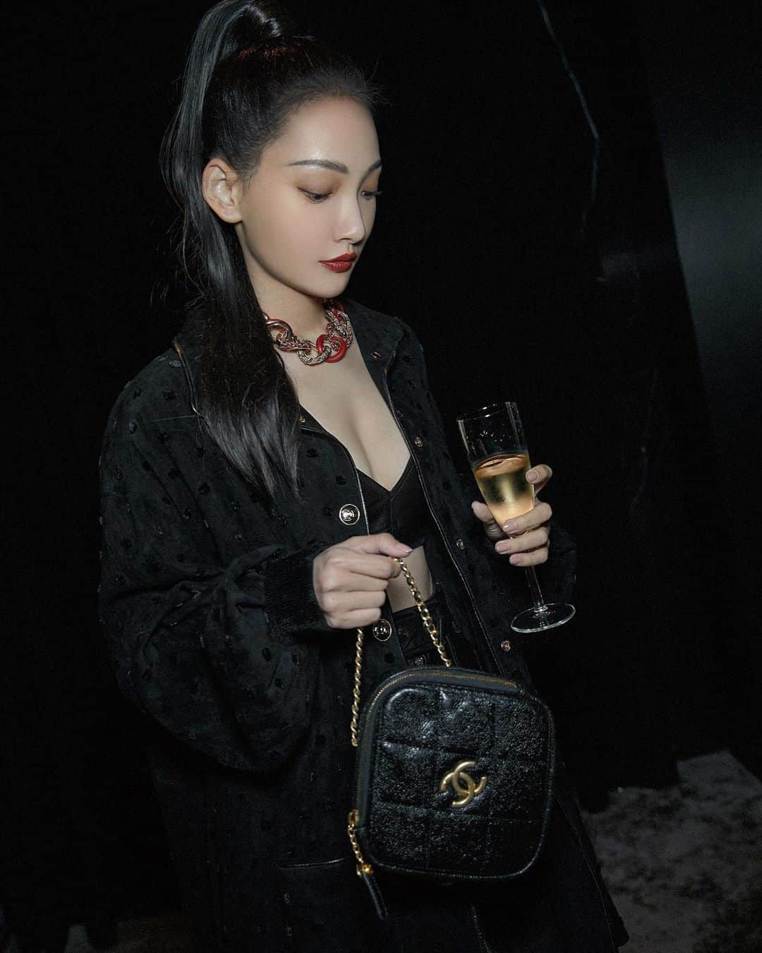 林映唯のインスタグラム：「感謝 @chanelofficial 將品牌好友聚集在電影院，讓我們一同感受香奈兒重塑的電影盛世。 在多事之秋的此時仍然創造著美好，也很榮幸能夠成為這樣的美好之一。 Thank you @chanelofficial for the invitation! Absolutely blown away by the mesmerizing work of Director @virginieviard  #CHANELSpringSummer #兼具優雅與強悍的寬肩外套 #就像我」