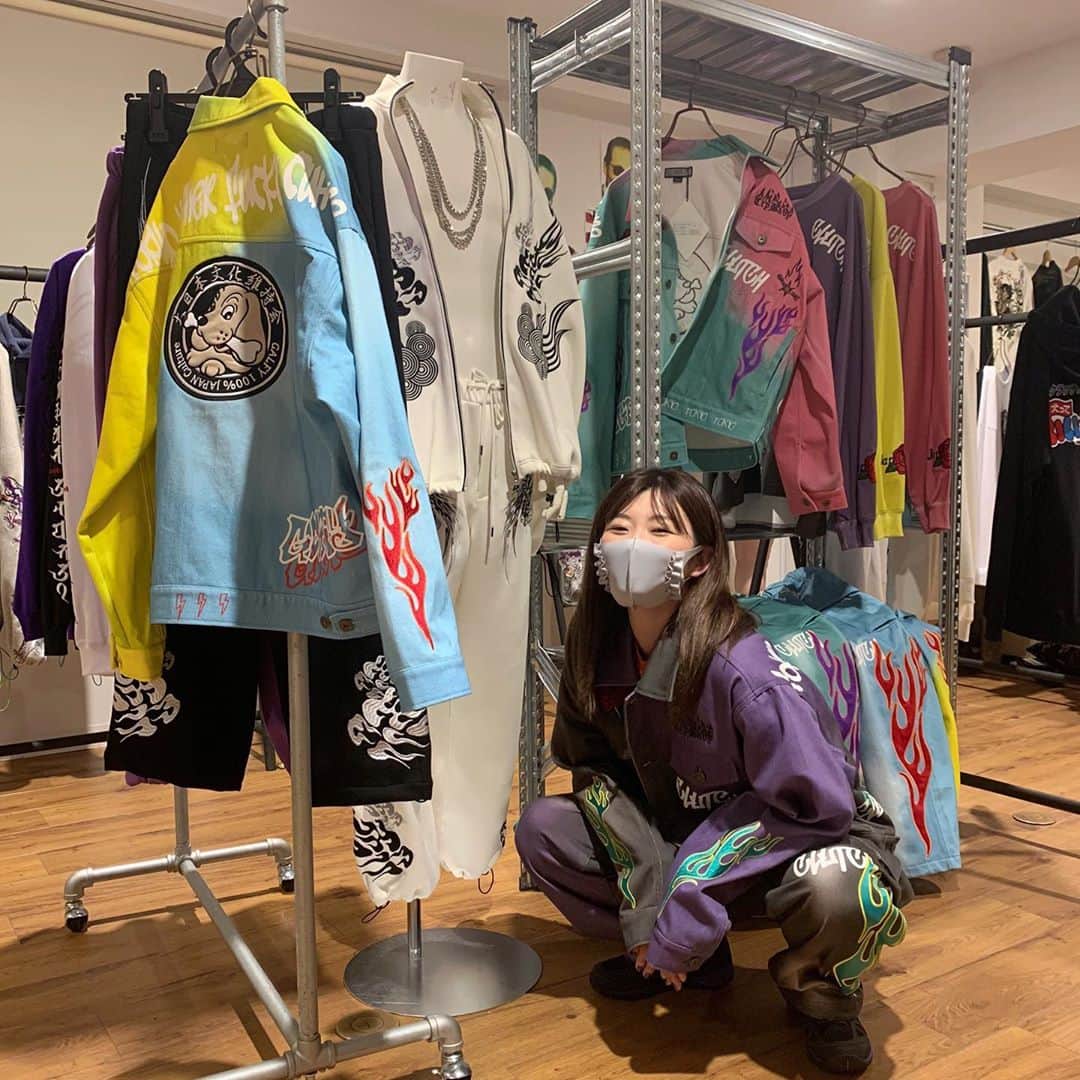 田名部生来さんのインスタグラム写真 - (田名部生来Instagram)「. #GALFY   #BADBOY さんの展示会に🐶🦴 地元を思い出す ファッション代表。 進化してこんなに かわいいなんてネ♥♥♥卍 着るのたのしみ♥♥♥」10月8日 22時53分 - mnkspnpn