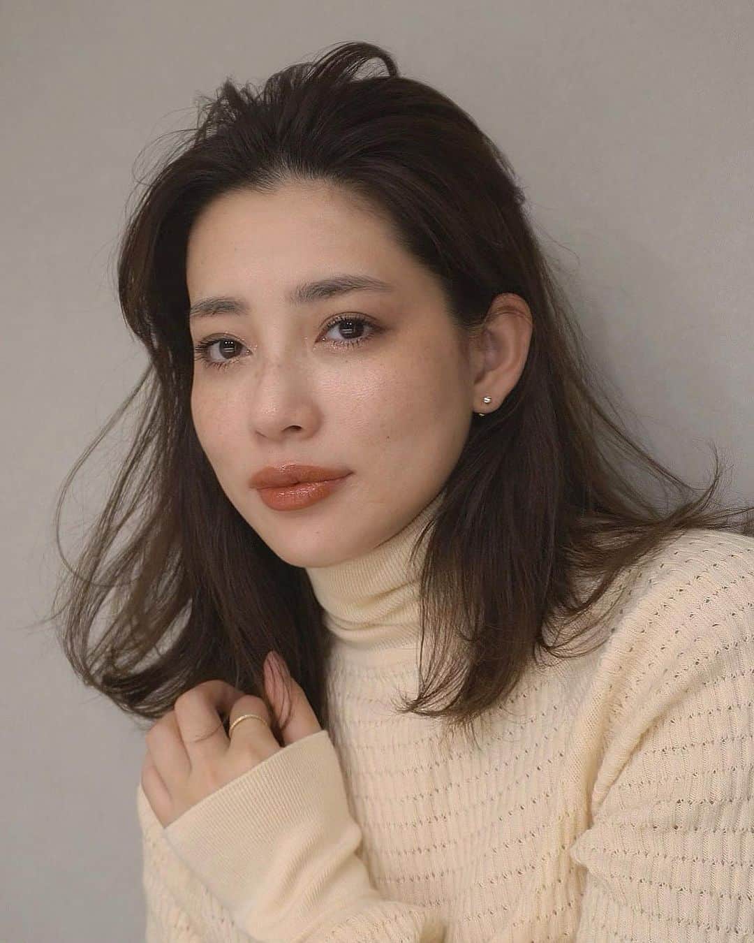 JUNNAのインスタグラム：「メイクアイテム  秋になって色々変えてみたんだー。 相変わらず @narsissist のリフレクティングパウダーは最強  ベースは安定の @yslbeauty   @andbe_official のアイブローリキッドとアイブローマスカラは 眉毛に抜けが出てパウダーにはない、毛感を感じる仕上がりが気に入っている🖤  アイシャドウは　@celvoke.jp のカーキパレット チークも　@celvoke.jp が馴染みやすくてナチュラルで気に入ってる  入れる位置を夏とは変えて...☺️  ハイライトは @addictionbeauty_official が軽くて◎  久しぶりにビューラーも　@narsissist のマットブラックのものに新調して🤭  メイクの最後に　@maccosmeticsjapan のキラキラを上瞼にON  ナチュラルなヌードメイクでも まぶたがキラキラするだけで、気分も引っ張られる◎  #メイク#コスメ#秋メイク #秋 #コスメ紹介 #セルヴォーク #celvoke #ナーズ #yslbeauty #サンローラン #眉毛 #眉 #眉毛メイク #ベースメイク #ベース #チーク #ナチュラルメイク #アディクション」