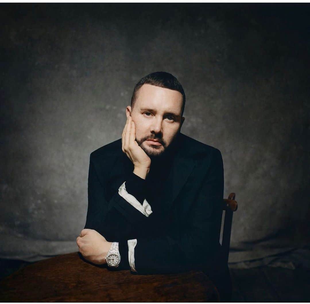 キム・ジョーンズのインスタグラム：「@friezeartfair   The Artistic Director for Dior menswear and Fendi womenswear and couture shares his top five artworks for the Frieze Viewing Room, including works by John Chamberlain, Howard Hodgkin and Bill Viola.  Photo by @nikolaivonbismarck」