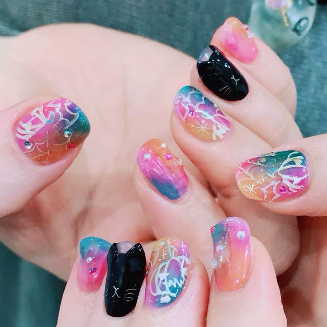 なかやまちえこのインスタグラム：「colorful Halloween🎃⠀ ⠀ #nail #nails #nailart #ネイル #美甲 #ネイルアート  #japanesenailart #manucure #japanesenails #manicurist #gelnails #أظافر #네일아트 #미용 #vẽmóng #ngườiđẹp  #เพ้นท์เล็บ #искусствоногтя #artedeuñas #เพ้นท์เล็บเจล #ジェルネイルデザイン #ネイルデザイン #senikuku #nagelkunst #halloween #ハロウィン #halloweennails #ハロウィンネイル #colorfulnails ＃大久保ちか ちゃん」