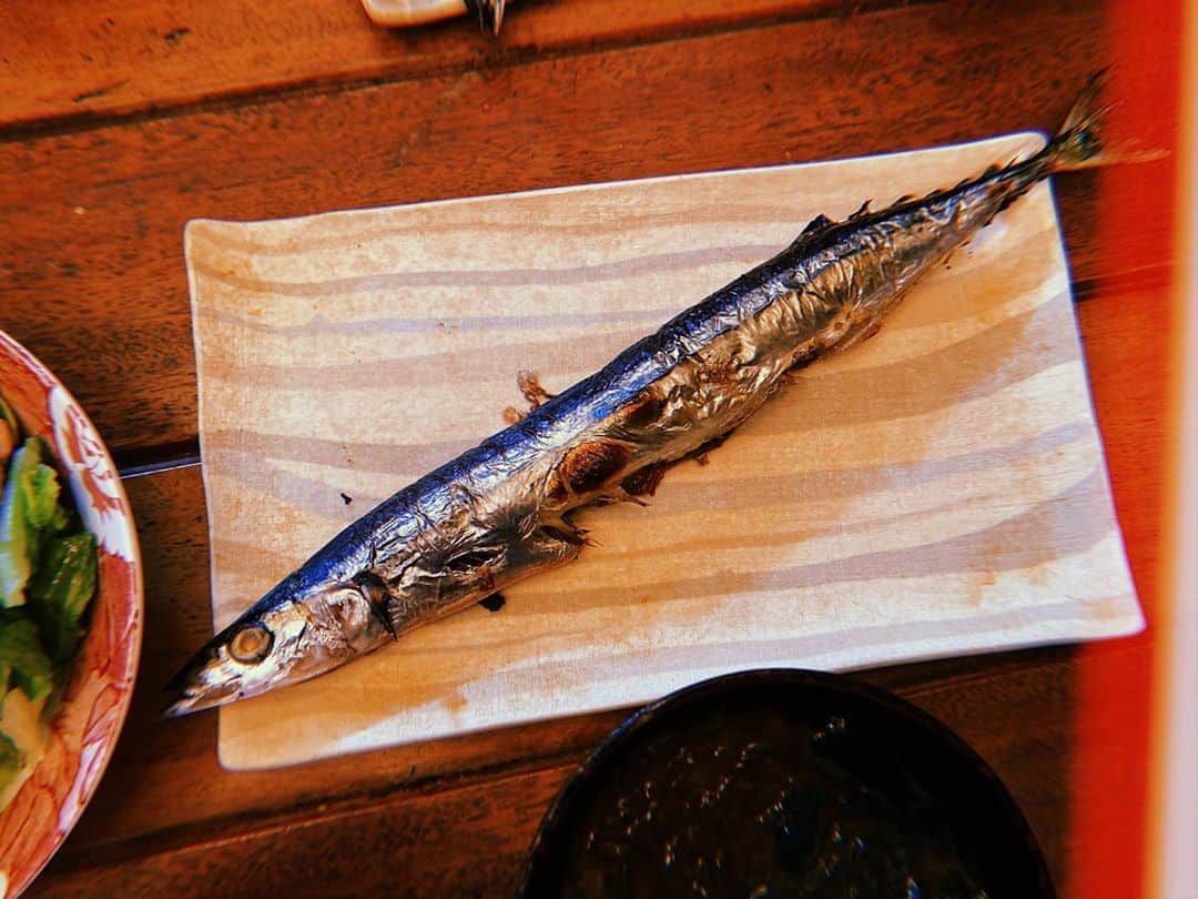 小室ゆらさんのインスタグラム写真 - (小室ゆらInstagram)「.﻿ ﻿ ﻿ 今日は今年初の #秋刀魚 を食べました🐟💭﻿ ﻿ 私が大学生の頃までは1匹100円だったのに、﻿ あれよあれよと高級魚になってしまって﻿ 今では滅多にお目にかかれない存在です…﻿ ﻿ 来年はたくさん食べられますように😢🙏🏻﻿ ﻿ ﻿ .」10月8日 22時57分 - komuro_yura_official