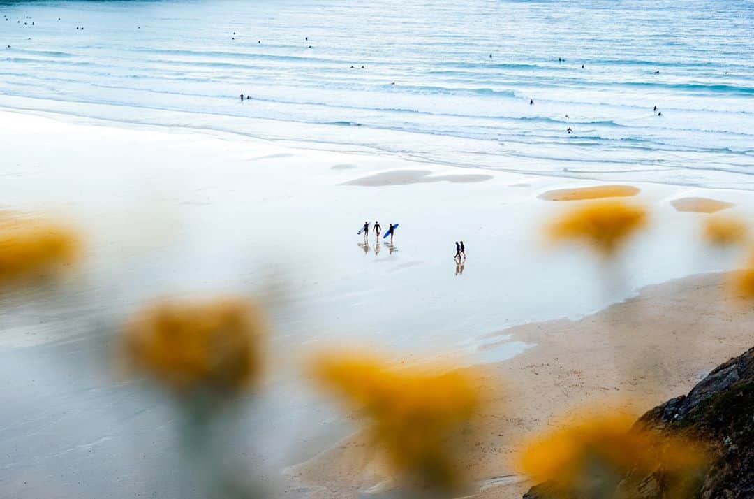 のインスタグラム：「Lucy Laucht (@Lucylaucht) – Summer in Cornwall  The British coastline, offering an endless ocean to the right and the rolling green hills of England to the left, always held a special reverence for Lucy Laucht and her family. Through a "Summer in Cornwall," Lucy retraced old steps and rediscovered her country, seeing it all in a new light. Click the link in our bio for more.  #LeicaM10R #LeicaCamera #Leica #🔴📷」