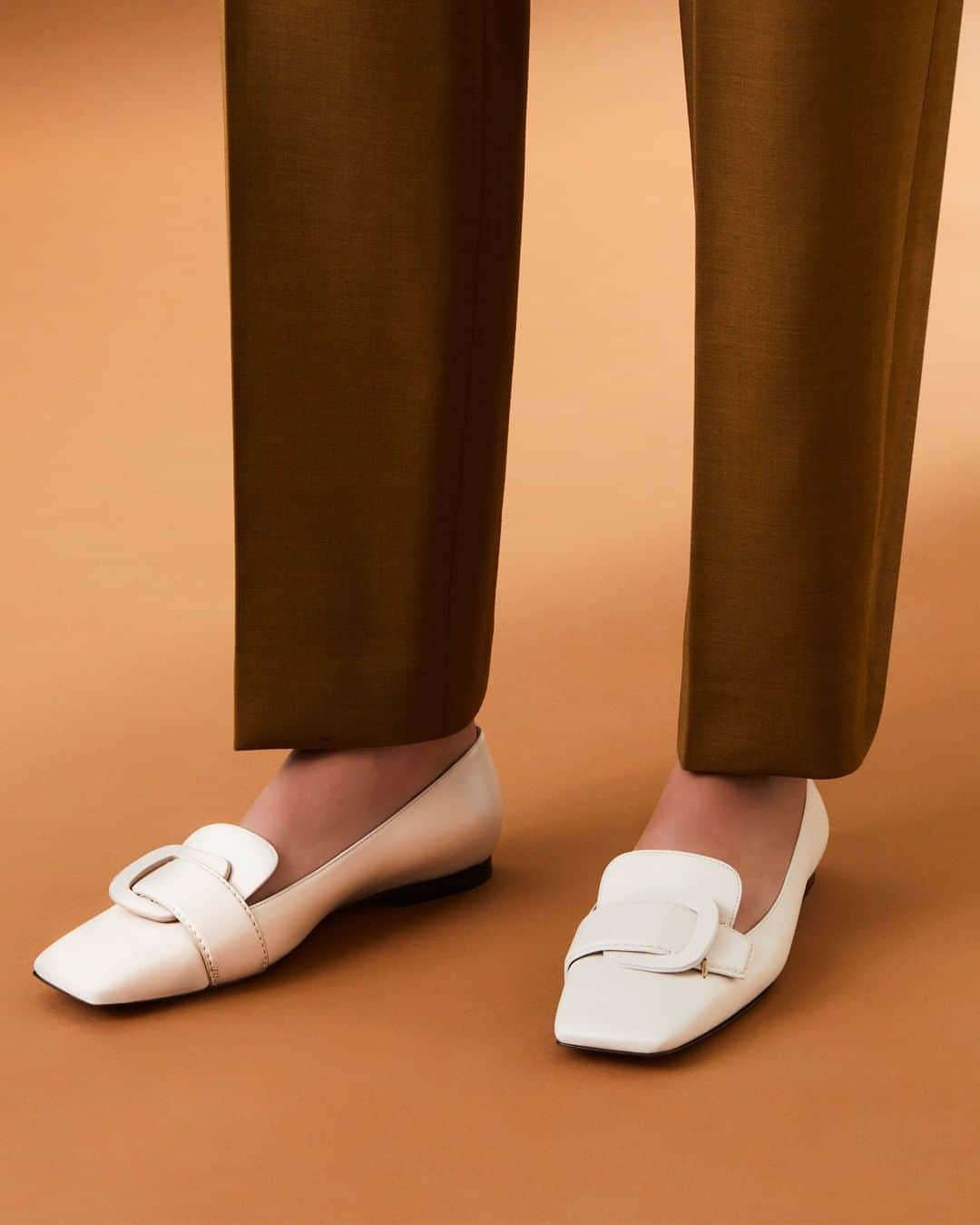 サントーニのインスタグラム：「Irresistible: refined pumps in the timeless colour burro. #Santoni #SantoniFW20 #MadeinSantoni」