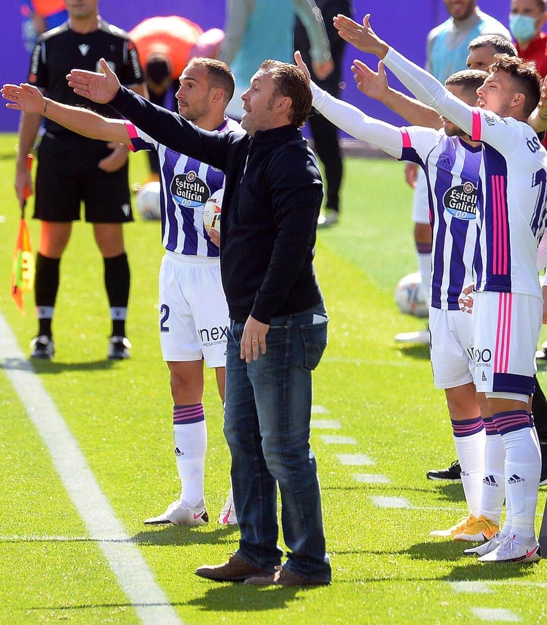 LFPさんのインスタグラム写真 - (LFPInstagram)「T O G E T H E R! 😅🙌🏻💜  #RealValladolid #LaLigaSantander #LaLiga #YouHaveToLiveIt #HayQueVivirla」10月8日 23時00分 - laliga