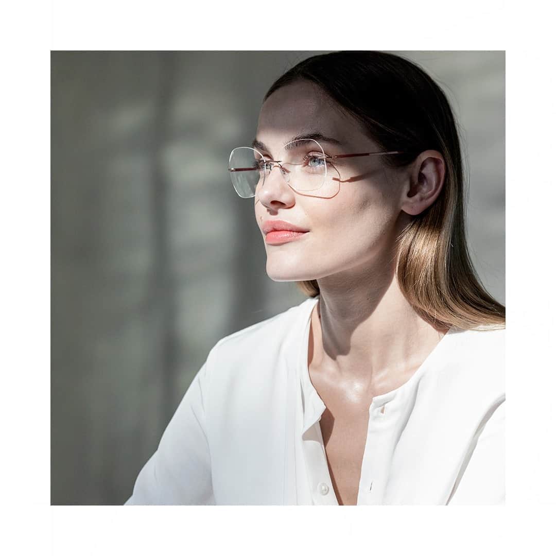 シルエットのインスタグラム：「Each element of Silhouette glasses has a part to play in the wearer's experience. From the temple to the lenses and nose pad, comfort is key. Featuring: Titan Dynamics Contour 5540⁠ .⁠ .⁠ .⁠ #silhouetteeyewear #tryitwearitloveit #eyeweardesign #luxuryeyewear #fashioneyewear #opticalframes」