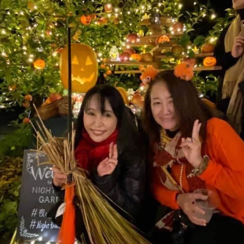 森まさこさんのインスタグラム写真 - (森まさこInstagram)「.  夜の果樹園にようこそ(^^)  福島市の自慢の果樹(今日はりんごの木🍎)にハロウィンの🎃飾り付けとライトアップがロマンチック。  コロナ対策に気をつけながら、りんごシードルやワイン🍷を愉しみました！  是非いらしてくださいね❣️  #森まさこ #福島県 #福島市 #りんご #果樹園 #ハロウィン #果樹園」10月8日 23時10分 - mori_masako_