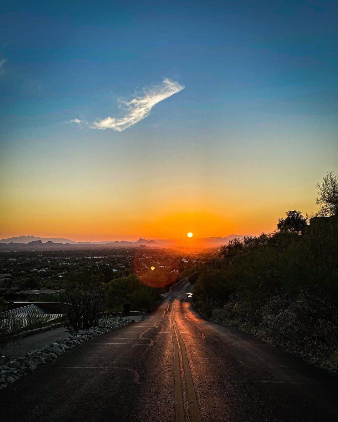 ハウィー・ケンドリックのインスタグラム：「Arizona sunrise from yesterday’s bike ride. Love this time of year in AZ.」