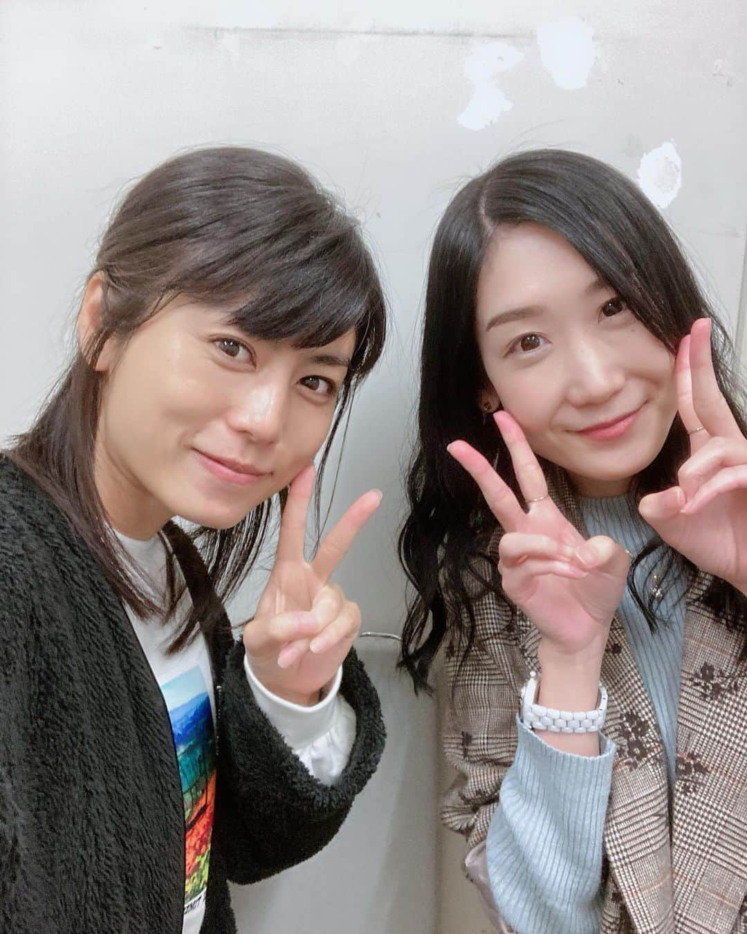 芳野友美さんのインスタグラム写真 - (芳野友美Instagram)「今日も再現の撮影行ってきたよー♪ ご一緒させていただいた#嶋﨑亜美 さん！ 私が出演させていただく再現ではファミリーネタが多いから同年代の女性との共演って珍しかったりします！！！ なんか妙に新鮮だった☆ 昨日の写真もだけど、撮影終って速攻メイク落としちゃうから、後で写真撮ろーってなるといつもスッピンになってしまう（笑）」10月8日 23時08分 - yumi_yoshino_1980