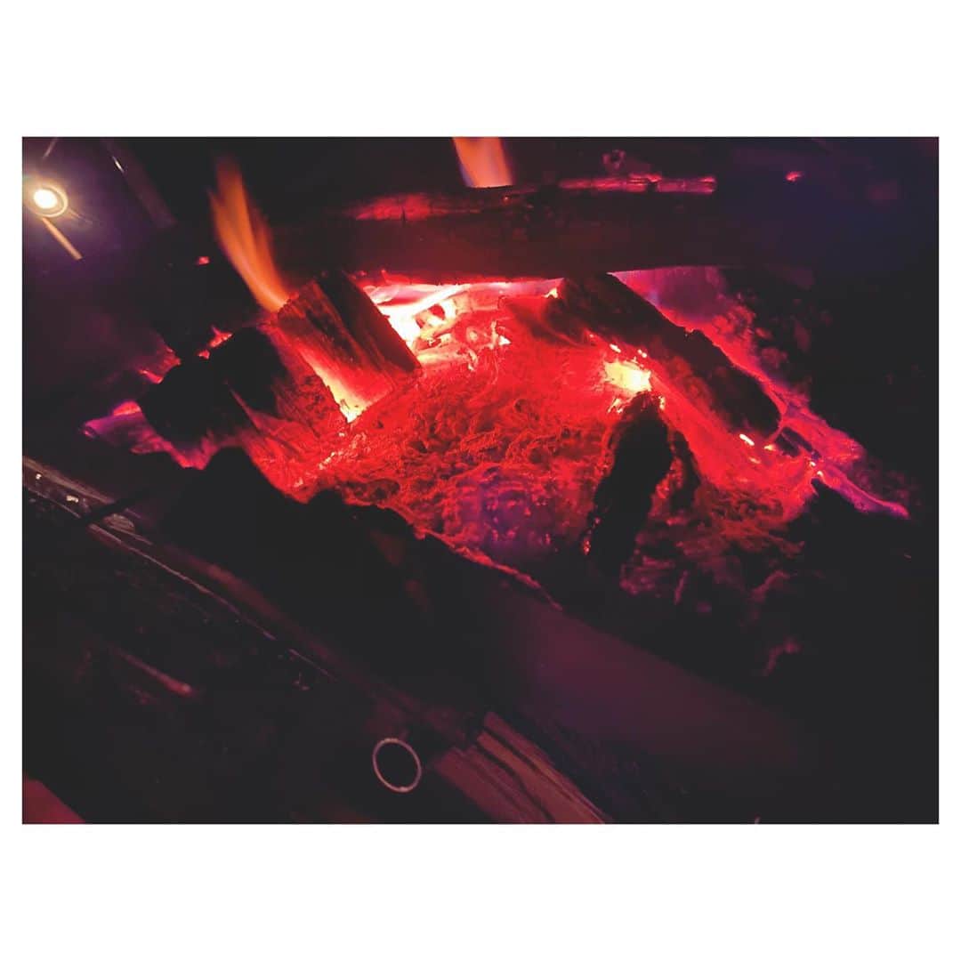 大塚愛さんのインスタグラム写真 - (大塚愛Instagram)「静かに燃えるあったかさが あるように じんわり焼き目をつける朝ごはんがあるように  ゆっくりもまた それでいい。 地味もまた それもいい。  AIO　　#キャンプファイヤー  #朝ごはん  #おやすみ #また明日」10月8日 23時08分 - aiotsuka_official