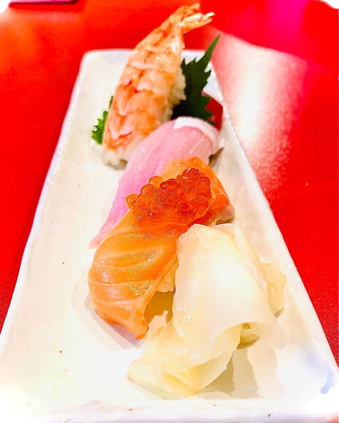 大江朝美のインスタグラム：「撮影が終わって気が緩み過ぎて いーーーっぱい食べてる ダイエットは多分明日から← #お寿司　#グルメ #卯月」