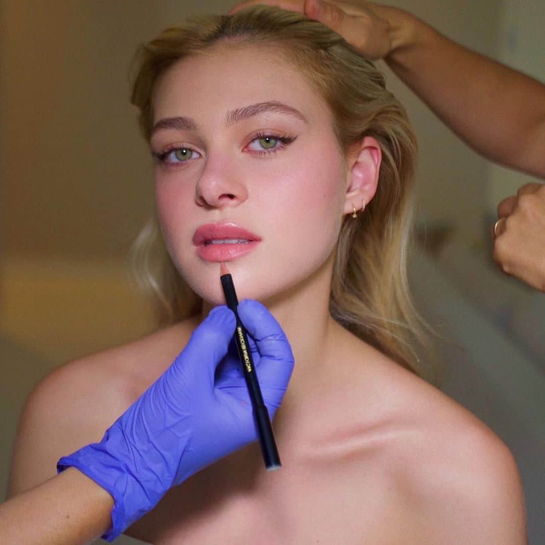 ニコラ・ペルツのインスタグラム：「forever my favorite lip products @victoriabeckhambeauty (im wearing the color pout)」