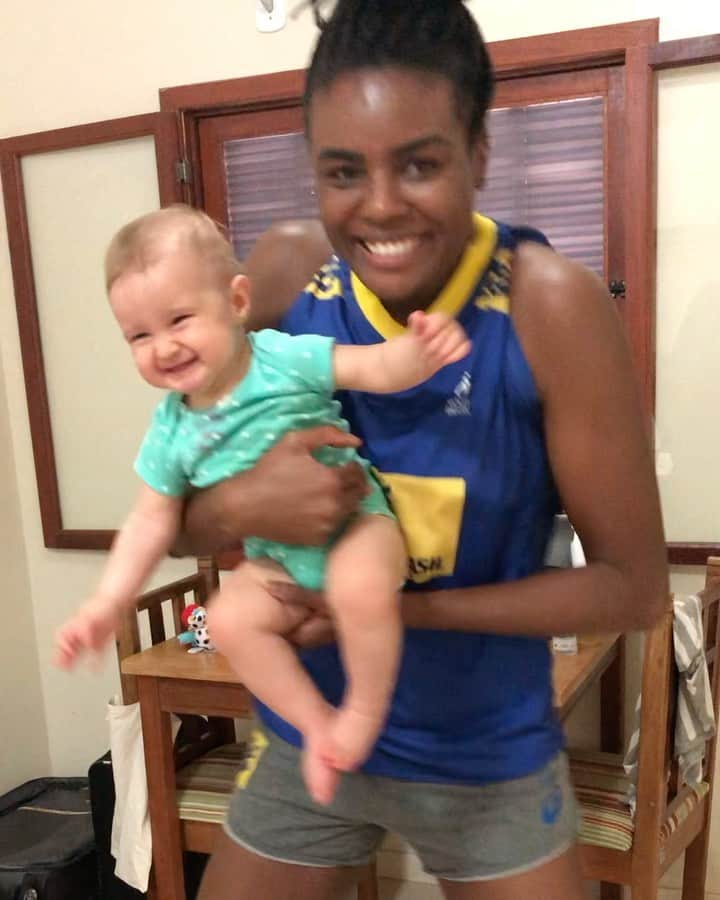シェイラ・カストロのインスタグラム：「Liga o som!!! #tbt de hoje é com a Titia Fabi introduzindo o funk para minhas pequenas lá em Saquarema! Só diversão!!! #albumdalizeninna #saquarema #1anoatras #minhasnenens」