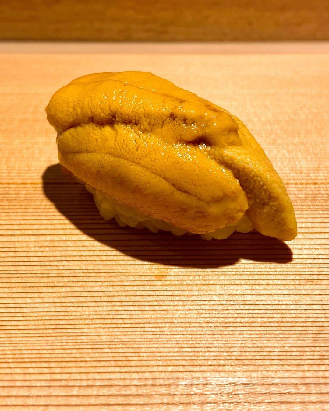 秋山具義さんのインスタグラム写真 - (秋山具義Instagram)「3回目の神楽坂『波濤』。﻿ こちらは、握りのタネもシャリも素晴らしく美味しくて、つまみも毎回違う素晴らしさで、最高です！！！﻿ ﻿ つまみは、﻿ 松茸餡と鱧と新銀杏﻿ 牡蠣フライと蓮根フライ﻿ 焼きスッポン﻿ 出汁漬けのいくら﻿ 万願寺唐辛子シャリ﻿ スッポンにゅうめん﻿ クラウンメロン﻿ ジェラート﻿ ﻿ 握りは、﻿ アラの昆布締め﻿ 縞鯵﻿ 鮪赤身漬け﻿ 中トロ﻿ 大トロ﻿ 墨烏賊﻿ 小肌﻿ 車海老﻿ 薫製の鰹﻿ 雲丹﻿ ミル貝﻿ 穴子﻿ ﻿ #波濤 #具義寿司2020 #具義うに2020﻿」10月8日 23時18分 - gugitter