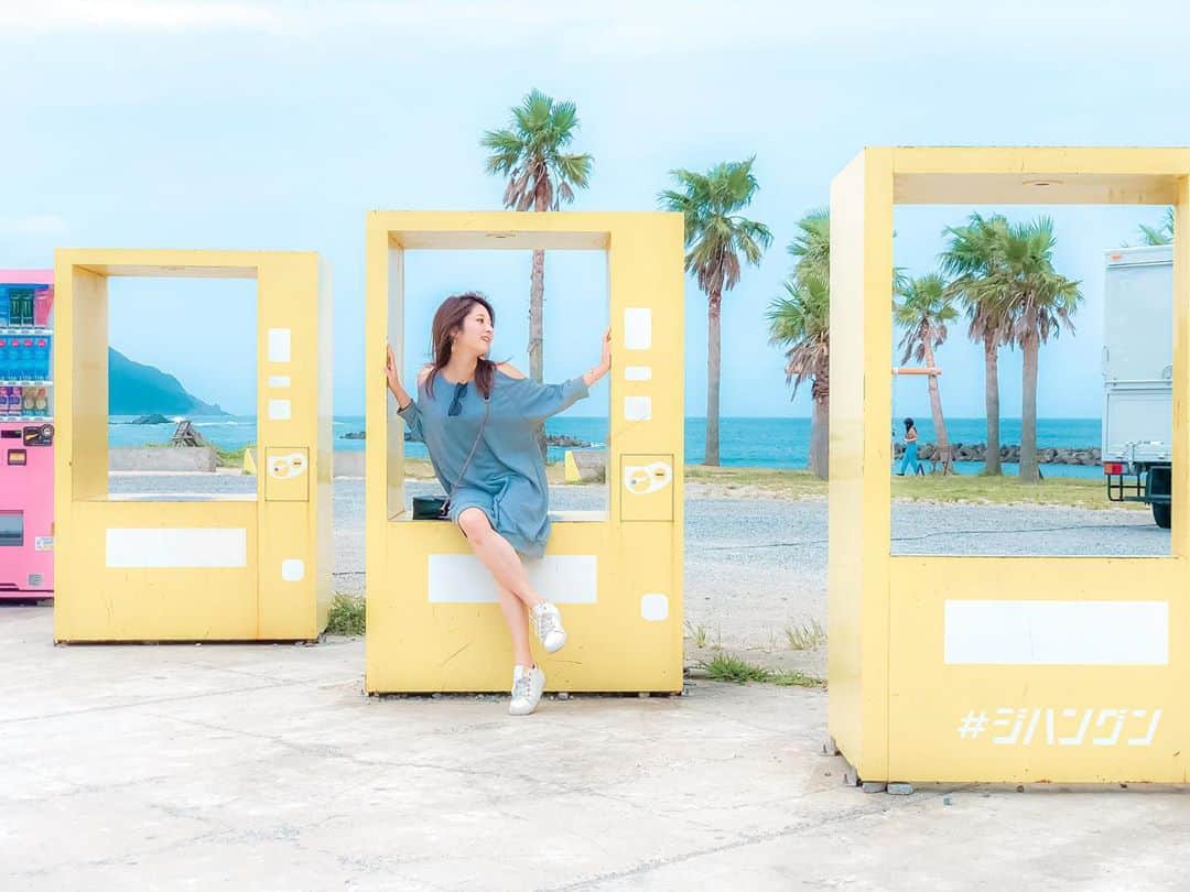 のインスタグラム：「. #ジハングン  「  自販という 概念から 抜け出して。」 . . ▹▸スワイプすると ミスコン時代と 黒髪すっぴん眼鏡時代の 写真が!!!!!  ----------  #BMC というコンテストに出場を決めて、 10月に入ってから今のところ毎日 #ミクチャ で配信しているんですが、、  自分ひとりじゃ本当に立ちゆかないなぁと😢  みんなが観に来てくれて、応援してくれて、一緒に盛り上げてくれるから  今日も7時間半に渡る長き配信を行うことが出来ました💗🥺  いつも皆様本当に応援をありがとうございます✨  ----------  2014年に出場したミスコンからは6年経っていて、 投票してくださいー！とかいうのもとても久しぶりだけれど。  １時間に一回、モデルプレスアプリにて投票をしてくださっている方々、本当にありがとうございます🙇‍♀️  ---------  あれから6年、かぁ…。誕生日まではあと1ヶ月。  黒髪すっぴん眼鏡からここまでこられたように、  まだまだ成長出来ると思うので！！ なのでこれからも頑張るので！  引き続き応援してくださると嬉しいです😢💕  よろしくお願い致します💜🌈💠 . . . #beauty #model #contest #ミス成蹊 #ミスコン #福岡 #糸島 #fukuoka #itoshima #何気ない瞬間を残したい #何気ない風景 #何気ない日常に感謝 #笑顔 #笑顔が一番 #笑顔が人を幸せにする #笑顔が可愛い #笑顔が素敵 #笑顔の発電所 #happy #enjoy . #岡田彩花 #あやかんぬ #ayakaokada #シグマセブン #シグマセブンフェイス #女優 #タレント」
