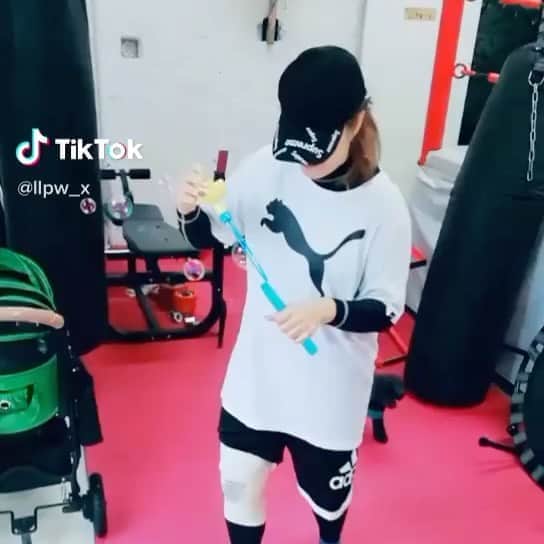 井上貴子のインスタグラム：「コチラ TikTokです^ ^  今日トレーニング行った時の 撮りたてホヤホヤ（昭和）（笑）  Happyで^ ^  TikTokは llpw_xです。（アンダーバー）  フォローお願いします^ ^」