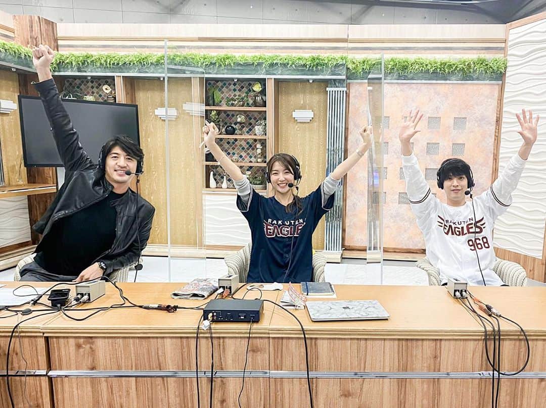 淡輪優希のインスタグラム：「わしほーーー👋🔥‼️ 言えましたーーー！本当によかった！ . 人生初の放送席。はじまる前はかなり緊張していましたが、ただただ楽しすぎて度々放送中だということを忘れて応援してしまっていました🤣 . 歴史的?にもなかなかないことってそりゃそうですよねぇ、、なんだかトントン拍子で出させて頂くことが決まったので、あまり自分で実感がなく、でもよく考えたらいろんな意味で本当に凄い体験だったのだと！とにもかくにも、こんな素敵な機会を頂けたこと、心から感謝です🙇‍♀️️ . 私を起用することにチャレンジしてくださった#BS12プロ野球 さん！仙台の魅力、イーグルスの魅力をわかりやすい野球解説と共にたくさん教えてくださった#黒羽麻璃央 さん！そして今回の出演をバックアップしてくださって、いじりながらもしっかりフォローしてくれる頼れる兄貴 #田中大貴 さん！一緒に応援してくださったイーグルスファンの皆さま！そして2打点、しっかり打ってくれました #浅村栄斗 様(笑) 本当にありがとうございました🙇‍♀️⚾️皆様のおかげで一生の思い出です。 . さぁーーこのまま連勝したい✨ あぁー本当に楽しかったーーー 野球が大好きだーーーーーーー」