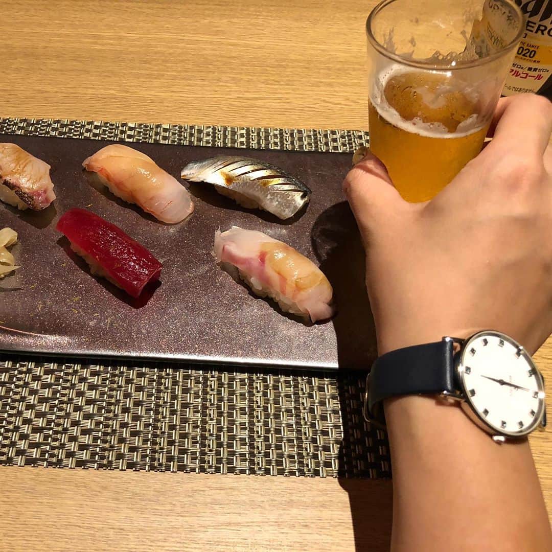 世手子さんのインスタグラム写真 - (世手子Instagram)「I went to a sushi restaurant with my new Custom jewelry watch GEMY ⌚️✨✨ It is a wonderful watch that shines aquamarine💎💍 It was fun to go to a sushi restaurant with Sushitaro🍣 @iwasaki_kyobashi_tokyo へ @renautus_custom_watch #ルノータス #カスタムジュエリー #ウォッチ #GEMY つけて行きました( ´∀｀) ブルーが好きなのと母と父の #誕生石 が #アクアマリン なので それをイメージして #カスタマイズ してもらいました(#^.^#) キラキラ綺麗🤩 ギフトにも喜ばれるね(^_-) #ミシュラン掲載店 出身の店主がいるお店にぴったりだった(^O^) 記念日のお祝いしたよ(*'▽'*) #寿司太郎 と #鮨屋 🍣  ★カブのからすみがけと #バイ貝  ★はもしんじょうお吸い物 最初から美味しかった( ^ω^ )  ★中とろ とろけましたっ  ★北海道いくらのこどんぶり ★銀だらの西京焼き 安定の美味しさでした(*^o^*)  ★いさき、金目鯛、こはだ、マグロ、まはた お寿司食べてる時って本当幸せだね🍣  ★本ズワイガニの茶碗むし ★金目鯛のちり蒸し いいお出汁がでてあたたまりましたっ  ★しめ鯖、車えび、赤貝、穴子、たまごやき 豪華ラインナップ！  ★寛平巻き、赤出汁 個人的に一押し！ 柔らかい寛平を体感してほしい(*ﾟ▽ﾟ*)  ★わらびもち 最後まで素敵すぎました(^_^*)  素敵な料理を食べにオシャレするって今年はなかなかできなかったのでまた一つ息子とのいい思い出ができた(*⁰▿⁰*)  #鮨岩さき #京橋グルメ #京橋鮨岩さき  #自分へのご褒美 #サファイアクリスタルガラス  #スワロフスキー®クリスタル  #ジュエリーウォッチ　 #renautus #カスタム腕時計  @asagakecom  #asagakeで体験」10月8日 23時23分 - rojide