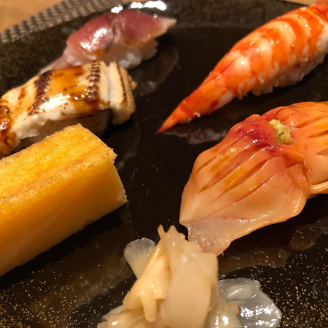 世手子さんのインスタグラム写真 - (世手子Instagram)「I went to a sushi restaurant with my new Custom jewelry watch GEMY ⌚️✨✨ It is a wonderful watch that shines aquamarine💎💍 It was fun to go to a sushi restaurant with Sushitaro🍣 @iwasaki_kyobashi_tokyo へ @renautus_custom_watch #ルノータス #カスタムジュエリー #ウォッチ #GEMY つけて行きました( ´∀｀) ブルーが好きなのと母と父の #誕生石 が #アクアマリン なので それをイメージして #カスタマイズ してもらいました(#^.^#) キラキラ綺麗🤩 ギフトにも喜ばれるね(^_-) #ミシュラン掲載店 出身の店主がいるお店にぴったりだった(^O^) 記念日のお祝いしたよ(*'▽'*) #寿司太郎 と #鮨屋 🍣  ★カブのからすみがけと #バイ貝  ★はもしんじょうお吸い物 最初から美味しかった( ^ω^ )  ★中とろ とろけましたっ  ★北海道いくらのこどんぶり ★銀だらの西京焼き 安定の美味しさでした(*^o^*)  ★いさき、金目鯛、こはだ、マグロ、まはた お寿司食べてる時って本当幸せだね🍣  ★本ズワイガニの茶碗むし ★金目鯛のちり蒸し いいお出汁がでてあたたまりましたっ  ★しめ鯖、車えび、赤貝、穴子、たまごやき 豪華ラインナップ！  ★寛平巻き、赤出汁 個人的に一押し！ 柔らかい寛平を体感してほしい(*ﾟ▽ﾟ*)  ★わらびもち 最後まで素敵すぎました(^_^*)  素敵な料理を食べにオシャレするって今年はなかなかできなかったのでまた一つ息子とのいい思い出ができた(*⁰▿⁰*)  #鮨岩さき #京橋グルメ #京橋鮨岩さき  #自分へのご褒美 #サファイアクリスタルガラス  #スワロフスキー®クリスタル  #ジュエリーウォッチ　 #renautus #カスタム腕時計  @asagakecom  #asagakeで体験」10月8日 23時23分 - rojide
