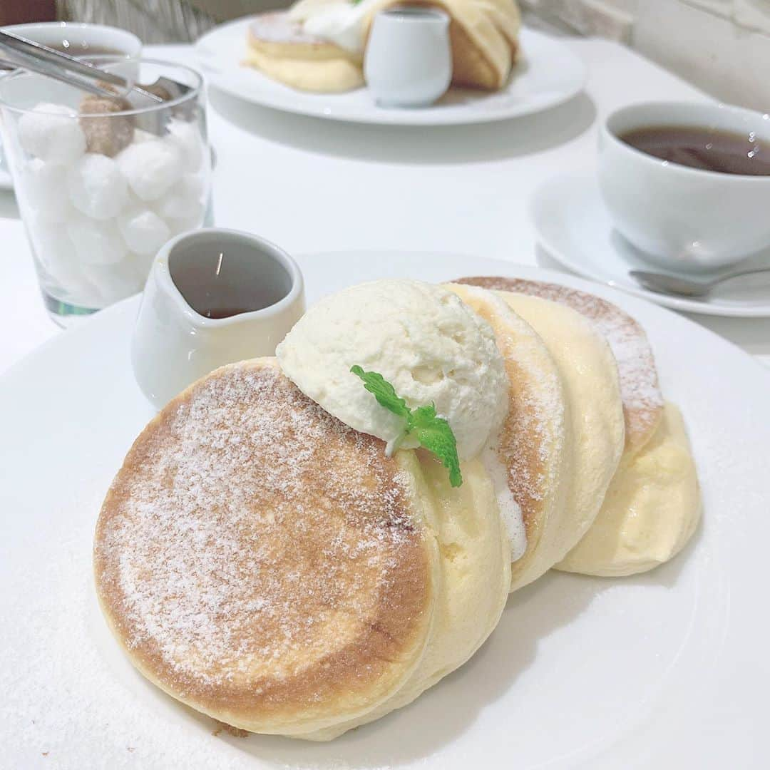 畑美紗起さんのインスタグラム写真 - (畑美紗起Instagram)「美海とパンケーキとサラダたべた🥗🥞  幸せになた、にひひひひひひ🤤  #表参道カフェ #幸せのパンケーキ #サラダ #パンケーキ #shooting #instafood #foodstagram #saladstop #pancakes」10月8日 23時26分 - miiicha_0327