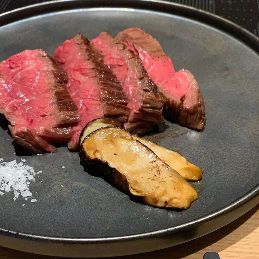 岸本加世子のインスタグラム：「和牛に松茸。トリュフを乗せたユッケなと贅沢過ぎました。ご馳走様でした。」