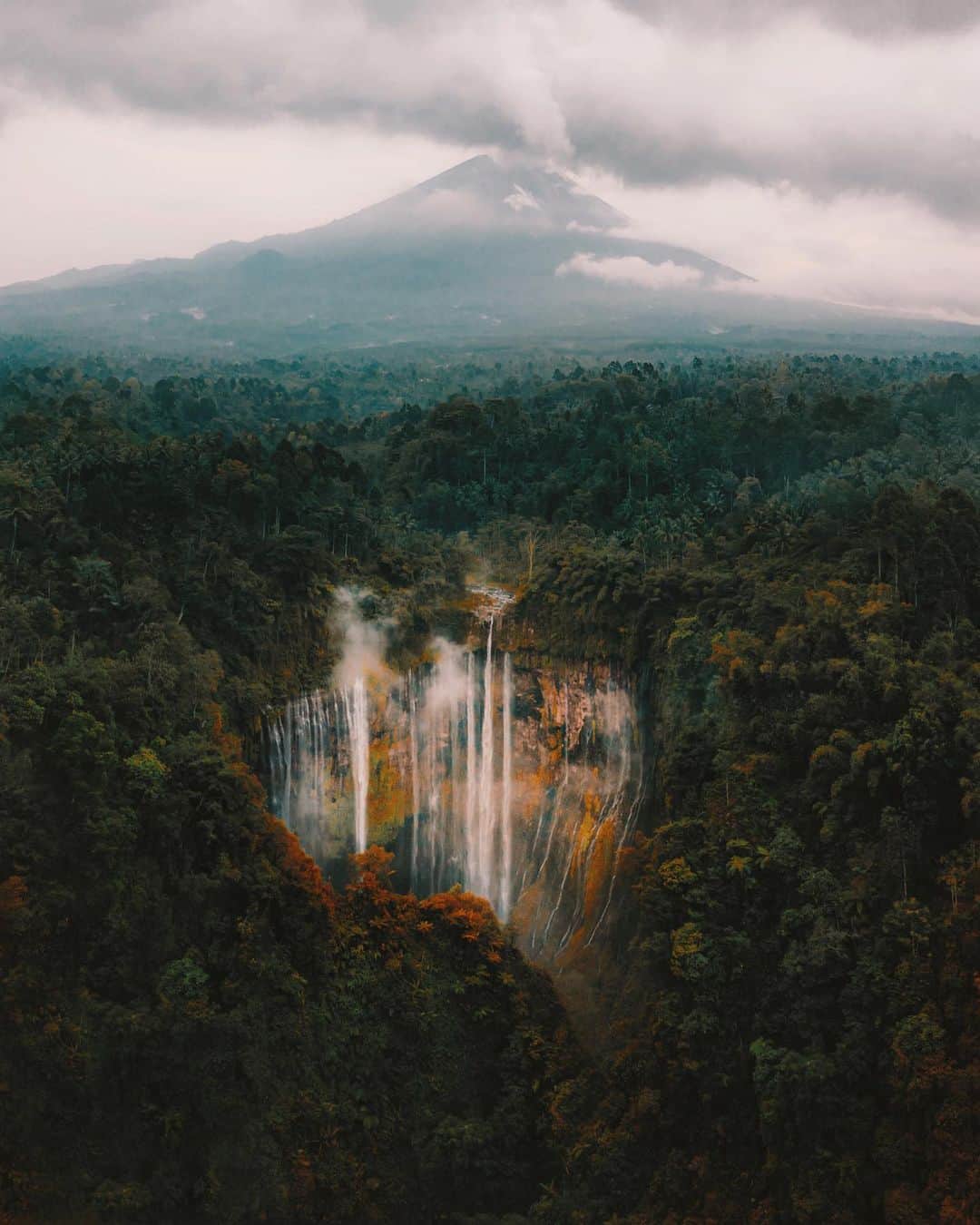 リリー＝ローズ・メロディのインスタグラム：「Jurassic Park 🦖. One of the most surreal scenery I ever got to witness! The only thing missing was the pterodactyls flying above this mind blowing waterfall.」