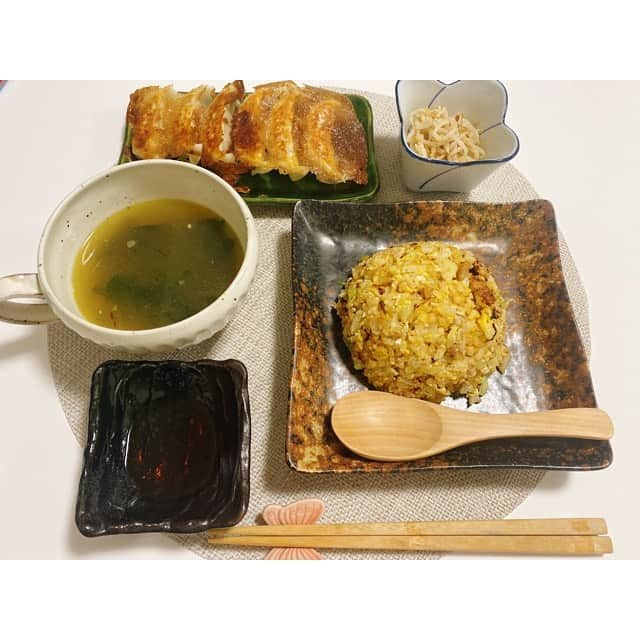 三島ゆかりさんのインスタグラム写真 - (三島ゆかりInstagram)「ウチのおすすめアルネ🍥 炒飯＋餃子セット🥟 ワカメスープともやしナムルも付いてるヨ🐼 #ゆかりんご飯 1万円でどう❓ 写真のとんでもない美人が作ってるアル❤️🍳 破格に安いくらいネ👏✨ 文句言う奴ツマミ出すアルヨ😋 #チャイナドレス #三島ゆかり #ゆかりんご #コスプレ #中華料理 #炒飯 #餃子 #ワカメスープ #もやしナムル #セットメニュー #定食 #instagood #instalike #instafood #instafashion #instapic #follow」10月8日 23時33分 - apple340