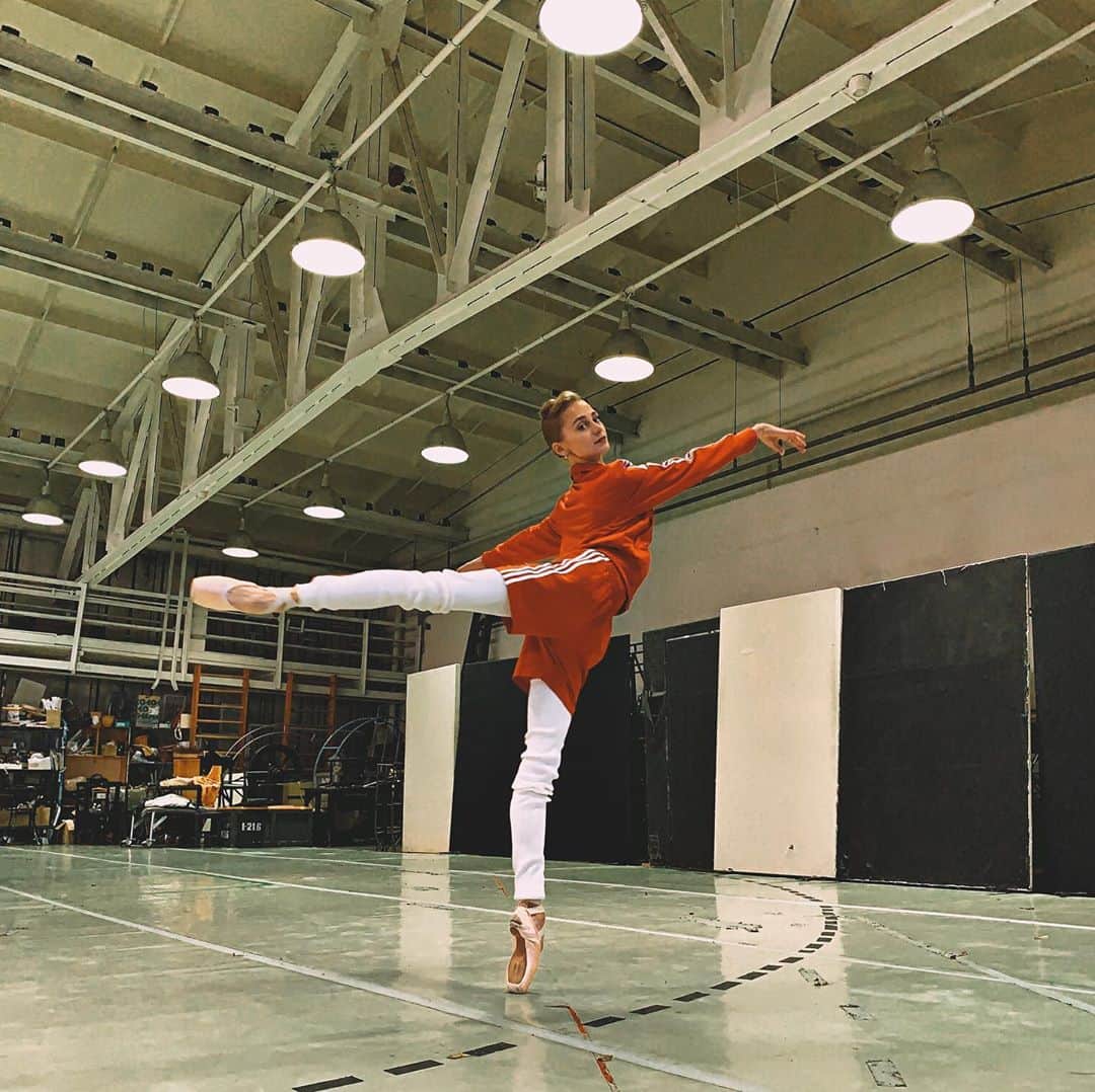 ダリア・イオノワさんのインスタグラム写真 - (ダリア・イオノワInstagram)「prosto krivoi arabesque 😝 _______________________________________  #spb #saintpetersburg #mariinsky #mariinskytheatre #mariinskyballet #mariinskydancer #vaganovastudents #ballet」10月8日 23時40分 - ionovaworld