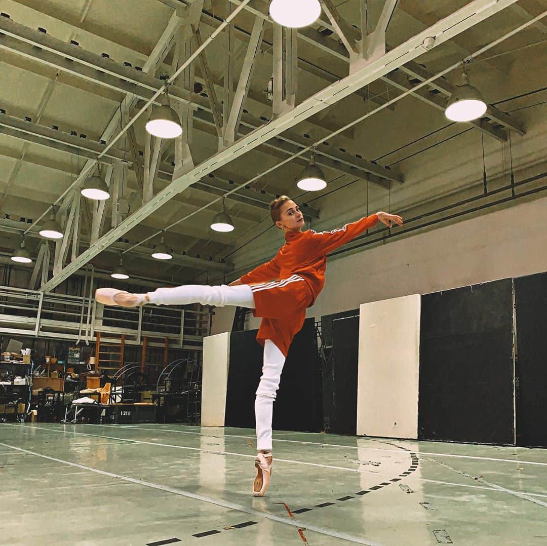 ダリア・イオノワのインスタグラム：「prosto krivoi arabesque 😝 _______________________________________  #spb #saintpetersburg #mariinsky #mariinskytheatre #mariinskyballet #mariinskydancer #vaganovastudents #ballet」
