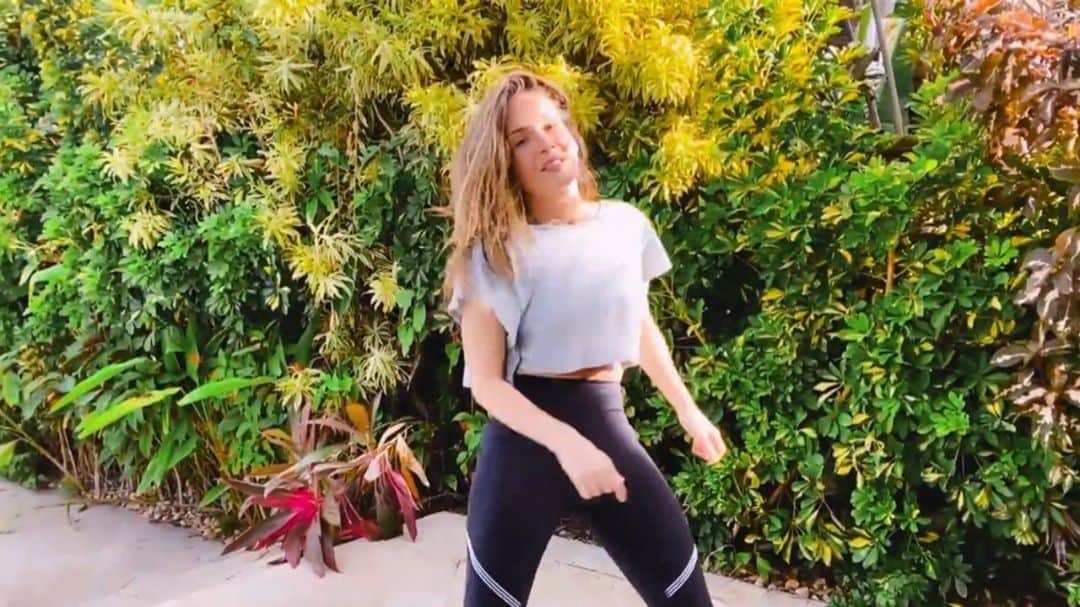 Claudia Leitteのインスタグラム：「Acabou de sair no meu canal o “#DesembaçaChallenge Video” e tá cheio de vídeos lindos da galera dançando muuuuito e se divertindo ao som de #Desembaça! Corre pra assistir!!! Link na bio.」