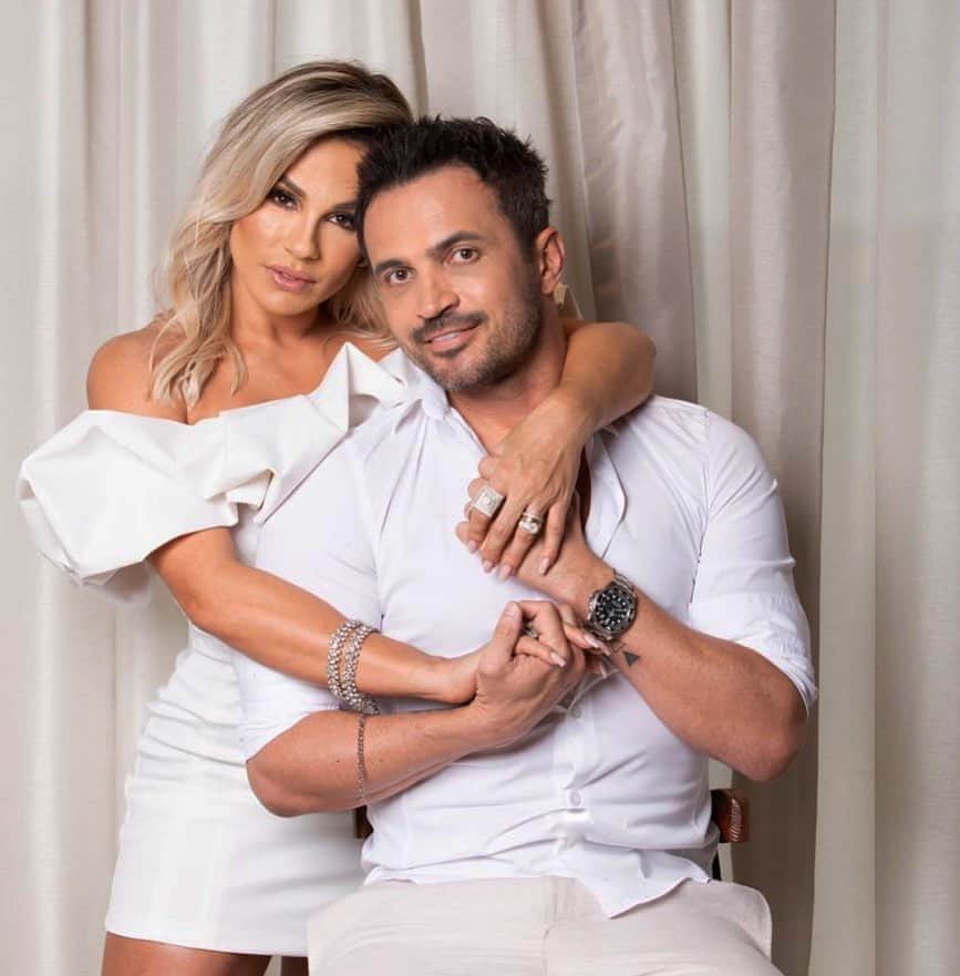 アレッサンドロ・ローザ・ヴィエイラのインスタグラム：「#TBT Recente, com meu amor @lilifariav ❤️   Foto - @conradis   Produção - @ayslafreitas   Local - @villasansu」