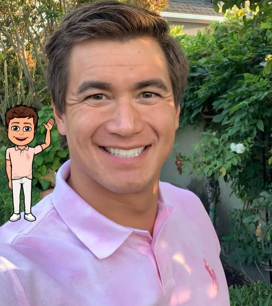 ネイサン・エイドリアンのインスタグラム：「I am excited to partner with @PoloRalphLauren for the launch of their #RalphLauren Bitmoji wardrobe, now featuring the new #PinkPony Polo! Since 2000, The Pink Pony Foundation’s mission has been to reduce disparates in cancer and ensure access to quality treatment is made available to everyone at an earlier, more curable stage. Each year, Ralph Lauren hosts their annual Pink Pony Walk in support of the foundation. This year, the walk is being held virtually and I invite you to join me! For each person that styles their Bitmoji in the Pink Pony Polo and uploads to social media using the hashtag #PinkPonyWalk, Ralph Lauren will donate $10 to the Pink Pony Fund. This style is my favorite. How do I look? #TwinningWithRL」