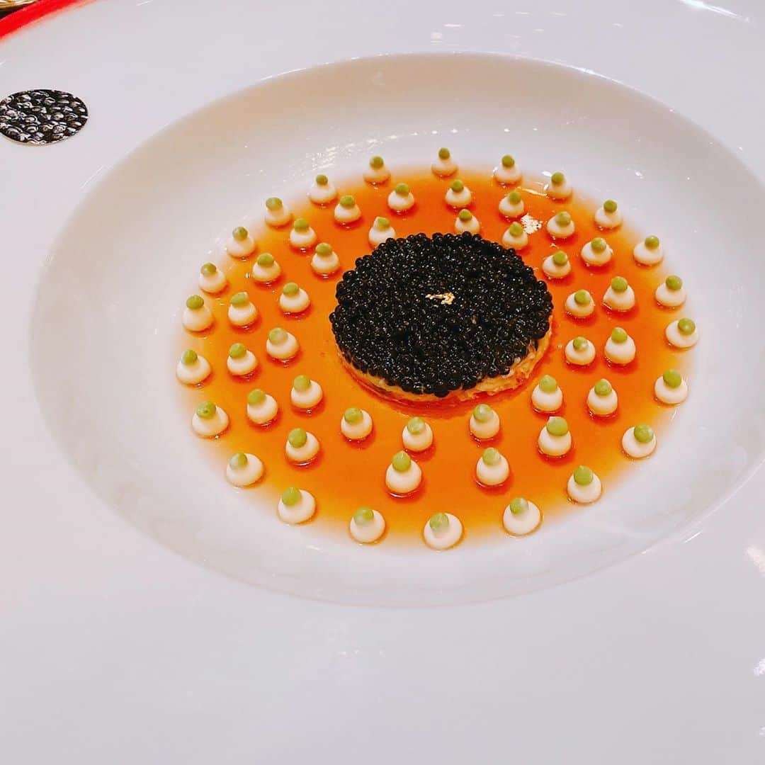 のインスタグラム：「２年ぶりのロブション✨  birthdayディナーでした☺️🍴 定番のキャビアとカニのお料理が最高に美味しかった❤️  こういう時だけ、デザートまでガッツリ楽しめる立派な胃袋が欲しいなぁと思う(ˊ•͈ ꇴ •͈ˋ)  #ロブション  #ジョエルロブション  #ミシュラン三ツ星  #フランス料理  #誕生日  #東京グルメ  #恵比寿  #年下彼氏  #このあとめちゃくちゃケンカしたw」