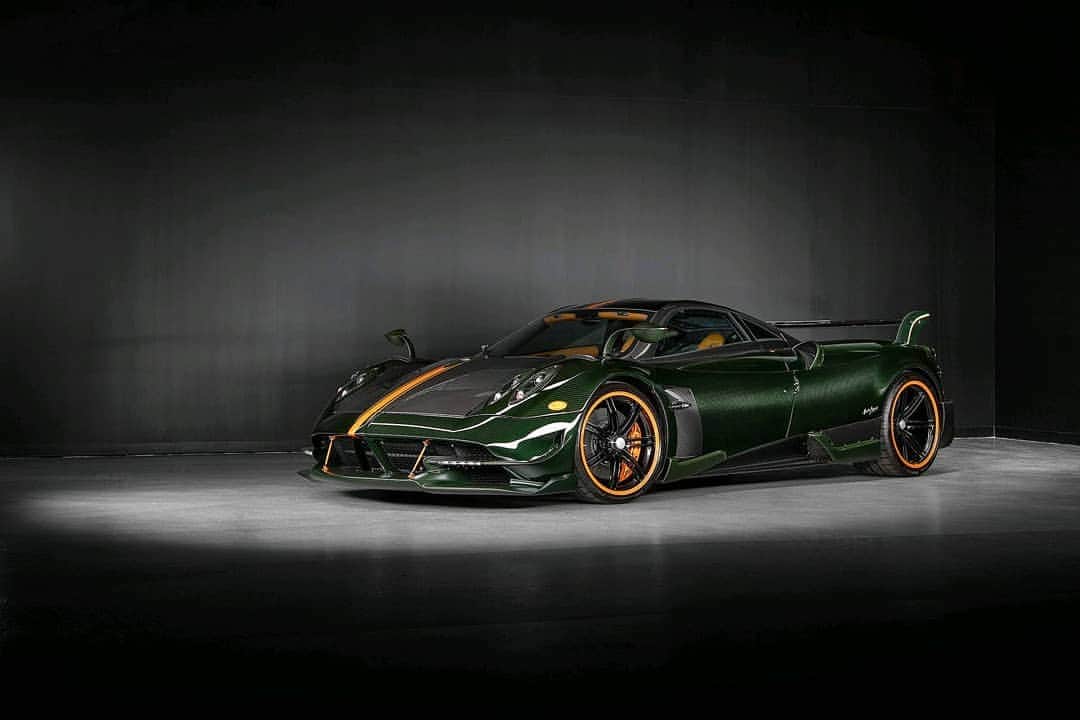 パガーニ・アウトモビリのインスタグラム：「The Pagani Huayra BC is definitely an evergreen. ⠀ With @pfaffpaganioftoronto ⠀⠀ ⠀⠀ #pagani #huayra #HuayraBC」