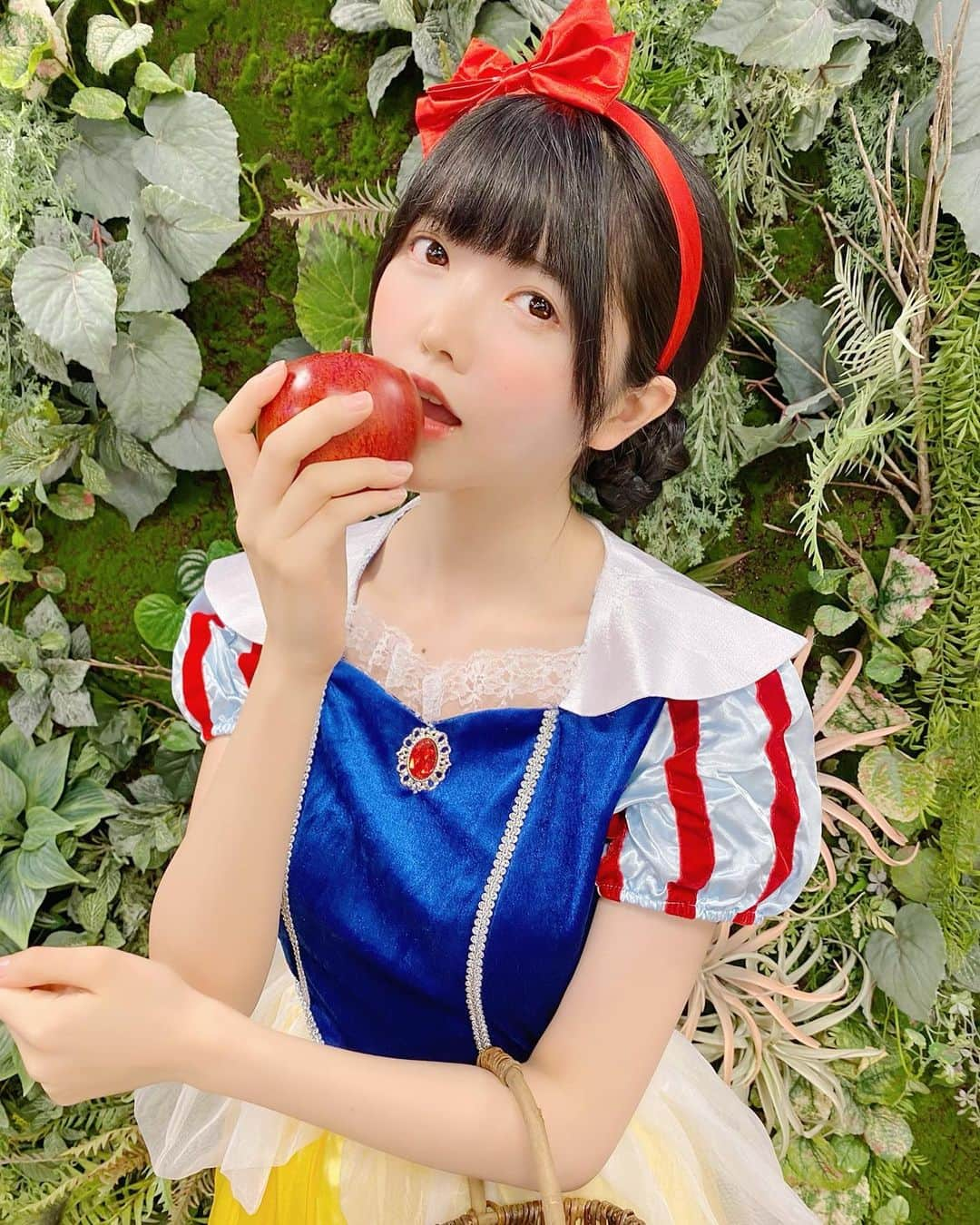 小野寺梓さんのインスタグラム写真 - (小野寺梓Instagram)「白雪姫👸🏻🍎 ・  ・ お仕事で白雪姫になったよ〜！ 動画も撮ってもらえてたので載せた！ りんご食べちゃったからちゅーで起こしてもらわないとだ ・ ・ ・ #白雪姫 #snowwhite #コスプレ #ハロウィン #小野寺梓 #白キャン #真っ白なキャンバス」10月8日 23時55分 - onoderaco