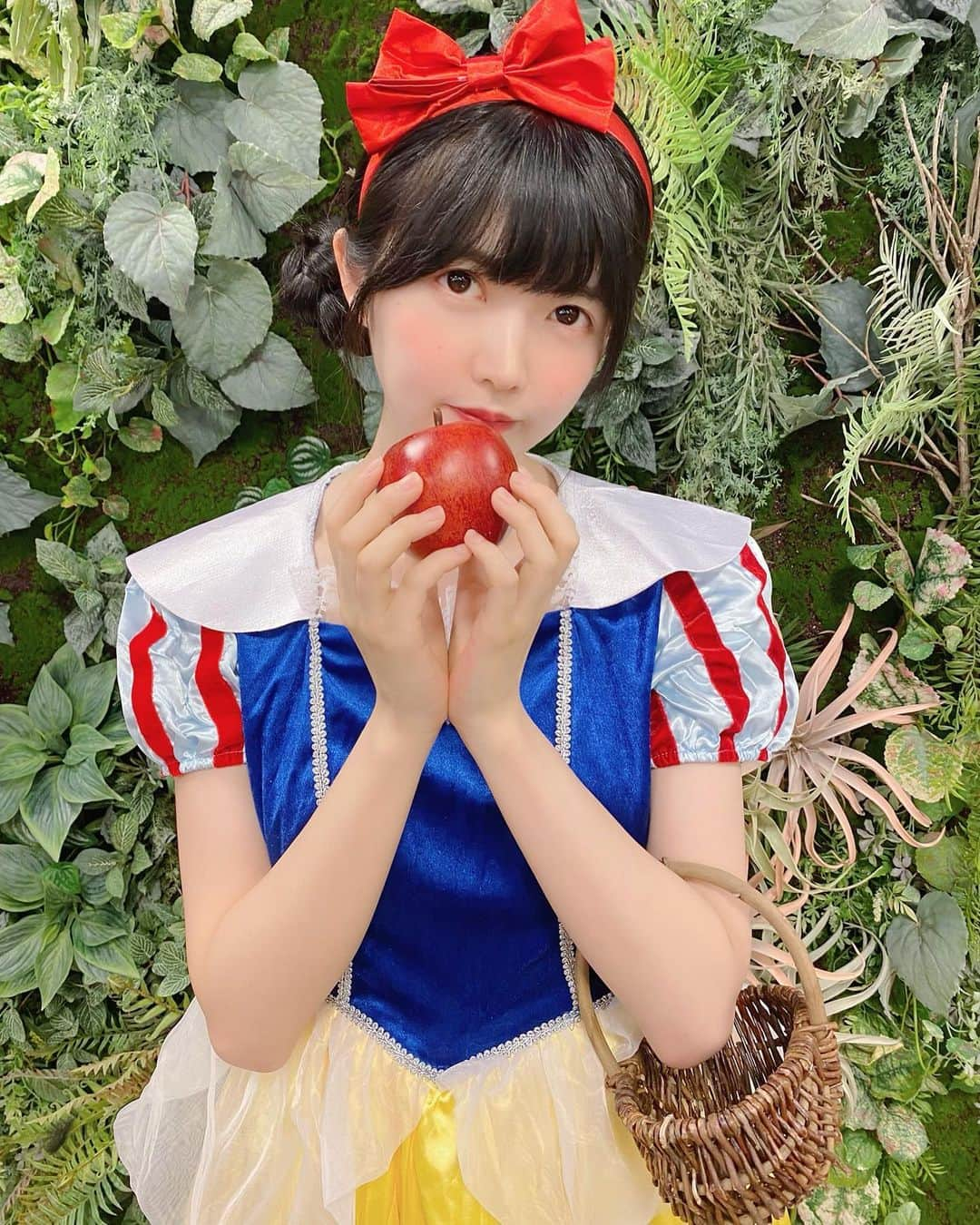 小野寺梓さんのインスタグラム写真 - (小野寺梓Instagram)「白雪姫👸🏻🍎 ・  ・ お仕事で白雪姫になったよ〜！ 動画も撮ってもらえてたので載せた！ りんご食べちゃったからちゅーで起こしてもらわないとだ ・ ・ ・ #白雪姫 #snowwhite #コスプレ #ハロウィン #小野寺梓 #白キャン #真っ白なキャンバス」10月8日 23時55分 - onoderaco