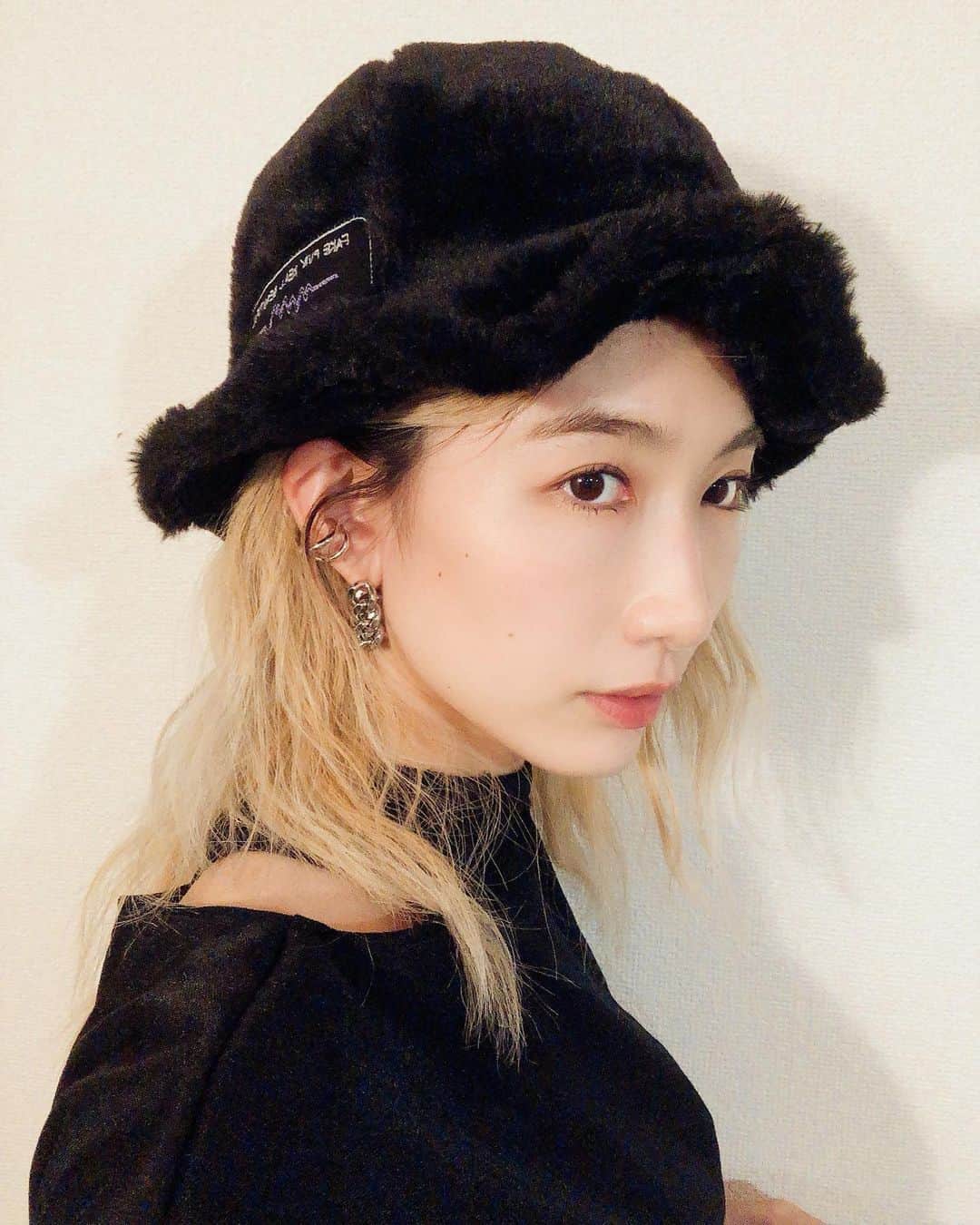 中嶋イッキュウのインスタグラム：「【"FAKE FUR REAL BEAUTIFUL" HAT】  ツバに針金が入っていて形状は自由自在 下ろして目深くかぶるのも、折りあげてコンパクトにしても可愛い ワッペンの位置はサイドでも真ん中でも後ろでも◎ 掛け合わせれば何通りも遊べるファーハット  ¥7500- +税  本日19時から１週間受注販売致します！  @susubyikkyunakajima のプロフィールURLから」