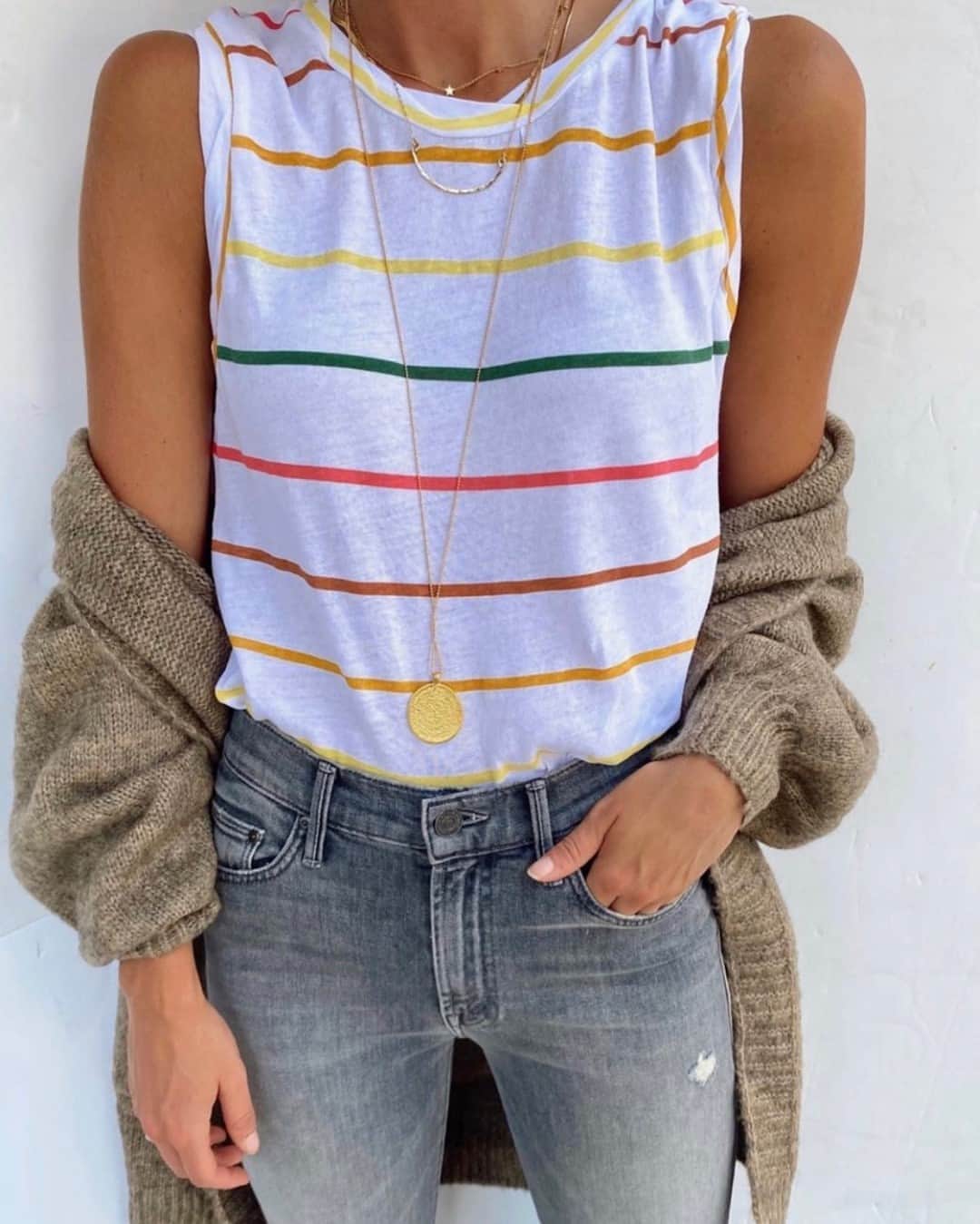 チェイサーのインスタグラム：「Rainbow stripes but make it fall🍂 @iibrunettes style#: CW8240-STRIPE #chaserbrand #rainbowstripe #tanktop #muscletank #fallootd #falloutfit」