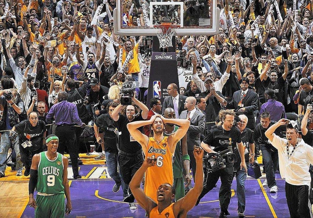 パウ・ガソルのインスタグラム：「2010 💜💛 #LakeShow #tbt」