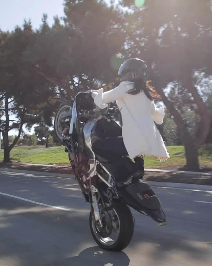 アレキサンダー・ワンのインスタグラム：「POV: you’re hangin’ out the passenger side of your best friend’s ride trying to holler at me. -  STRONG SUIT by @robynstunts  this video was executed by a professional stuntperson. Please wear Wang responsibly. Don’t try this at home.」