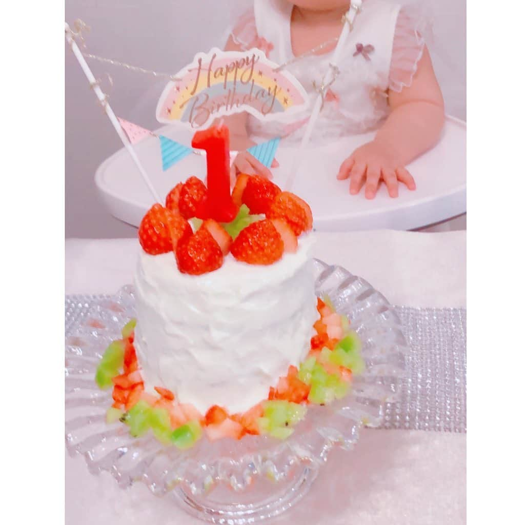 加藤雅美さんのインスタグラム写真 - (加藤雅美Instagram)「. これで娘の1歳の誕生日会のレポは ひとまずおしまいです😊🙏🎂💖 . 1歳のお祝い行事、 #選び取り をしました❣️ 選んだカードによって子供の将来や才能を 占うというもので娘は『LOVE』を選んで 『幸せな家庭を築く』と書いてありました🥰 すごくすごく嬉しいけれど。。 いつか嫁いでいってしまうのかと思うと もうすでに寂しいです😭❤️笑 気が早すぎるけど😆🙌 . もうひとつお祝い行事、 #一升餅 ならぬ 私がパン好きなので #一升パン を背負いました🍞🌸 大好きな#ポンパドウル さんのもので 名前入りなのが嬉しいし香ばしくて すごく美味しかったです🤗❤️ 誕生日会後に分けて両家に 持って帰ってもらいました🌼 . そしてパンを風呂敷に包んで 背負わせてみたところ重くて 起き上がれなかったです😅💦 一生食べ物に困りませんように🙏✨ . 赤ちゃん用の手作りケーキは #和光堂 さんのホットケーキミックスを使い #ダイソー のシリコン製の厚く焼ける型で 3つ焼いて重ね、水切りヨーグルトと 苺とキウイを盛り付けました🎂🍓🥝✨ . ケーキに乗ってる数字のロウソクは 大人用のケーキを買った時にケーキ屋さんで、 Happy Birthdayの飾りはダイソーです🙌🌸 . ケーキも離乳食寿司に続いて一口も食べず😂 苺をひたすら私の兄にどうぞしてました🍓笑 大人が美味しくいただきました🙏 . 妊娠中からインスタで見つけて 記念に娘にさせたかった スマッシュケーキの撮影を後日するので 楽しみです😊🎂💖 その時は少しは食べてくれるといいなと思います✨✨ . 色々と記念にすることができて いつもお世話になっている 両家にも集まっていただき 娘との時間を楽しんでもらえたようで、 娘もニコニコでとても楽しく 良い思い出になりました🥰 これからも健やかに育ちますように🌈✨ . 誕生日レポ、お付き合いいただき温かいコメントも たくさんありがとうございました😊🙏💖 . これから1歳の誕生日を迎える方もコメントで いらっしゃったのでもし少しでも 参考になりましたら嬉しいです😃💖 . #1歳誕生日 #初めの誕生日 #誕生日 #生後1歳 #生後12ヶ月 #親バカ部 #誕生日ケーキ #ファーストバースデー #赤ちゃん #1歳誕生日レポ  #1歳 #生後365日 #令和元年ベビー #10月生まれ #one #love #happy #baby #hbd #anniversary #instagood #birthday #1stbirthday #japan」10月9日 0時13分 - mamikato97