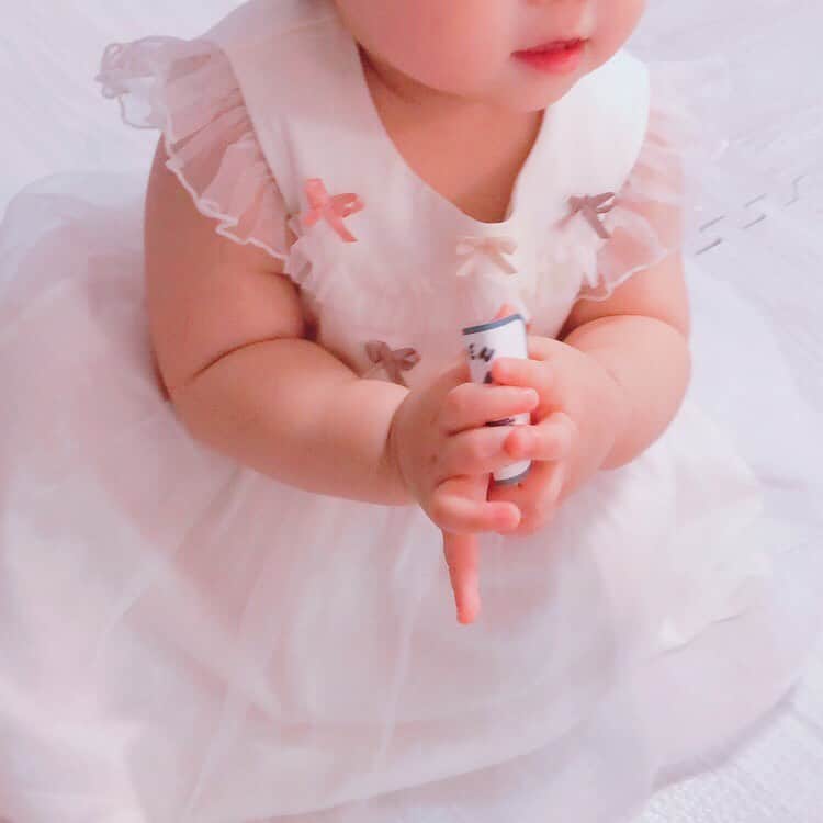 のインスタグラム：「. これで娘の1歳の誕生日会のレポは ひとまずおしまいです😊🙏🎂💖 . 1歳のお祝い行事、 #選び取り をしました❣️ 選んだカードによって子供の将来や才能を 占うというもので娘は『LOVE』を選んで 『幸せな家庭を築く』と書いてありました🥰 すごくすごく嬉しいけれど。。 いつか嫁いでいってしまうのかと思うと もうすでに寂しいです😭❤️笑 気が早すぎるけど😆🙌 . もうひとつお祝い行事、 #一升餅 ならぬ 私がパン好きなので #一升パン を背負いました🍞🌸 大好きな#ポンパドウル さんのもので 名前入りなのが嬉しいし香ばしくて すごく美味しかったです🤗❤️ 誕生日会後に分けて両家に 持って帰ってもらいました🌼 . そしてパンを風呂敷に包んで 背負わせてみたところ重くて 起き上がれなかったです😅💦 一生食べ物に困りませんように🙏✨ . 赤ちゃん用の手作りケーキは #和光堂 さんのホットケーキミックスを使い #ダイソー のシリコン製の厚く焼ける型で 3つ焼いて重ね、水切りヨーグルトと 苺とキウイを盛り付けました🎂🍓🥝✨ . ケーキに乗ってる数字のロウソクは 大人用のケーキを買った時にケーキ屋さんで、 Happy Birthdayの飾りはダイソーです🙌🌸 . ケーキも離乳食寿司に続いて一口も食べず😂 苺をひたすら私の兄にどうぞしてました🍓笑 大人が美味しくいただきました🙏 . 妊娠中からインスタで見つけて 記念に娘にさせたかった スマッシュケーキの撮影を後日するので 楽しみです😊🎂💖 その時は少しは食べてくれるといいなと思います✨✨ . 色々と記念にすることができて いつもお世話になっている 両家にも集まっていただき 娘との時間を楽しんでもらえたようで、 娘もニコニコでとても楽しく 良い思い出になりました🥰 これからも健やかに育ちますように🌈✨ . 誕生日レポ、お付き合いいただき温かいコメントも たくさんありがとうございました😊🙏💖 . これから1歳の誕生日を迎える方もコメントで いらっしゃったのでもし少しでも 参考になりましたら嬉しいです😃💖 . #1歳誕生日 #初めの誕生日 #誕生日 #生後1歳 #生後12ヶ月 #親バカ部 #誕生日ケーキ #ファーストバースデー #赤ちゃん #1歳誕生日レポ  #1歳 #生後365日 #令和元年ベビー #10月生まれ #one #love #happy #baby #hbd #anniversary #instagood #birthday #1stbirthday #japan」