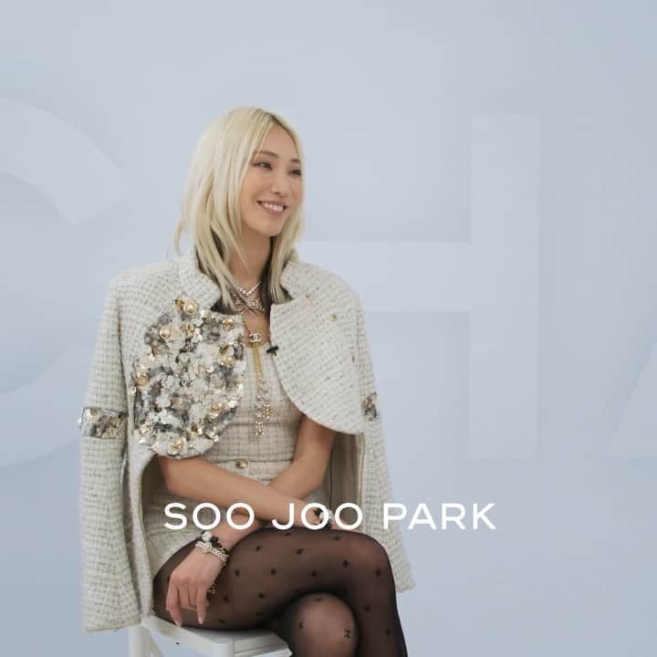 パク ・スジュのインスタグラム：「Impressions from London — House ambassador Soo Joo Park viewed the CHANEL Spring-Summer 2021 Ready-to-Wear show live and discussed what struck her most in a conversation with Laura Bailey.  #CHANELSpringSummer #CHANEL #PFW @Soojmooj #SooJooPark @laurabaileylondon #LauraBailey   Hair and makeup by @victoriabond007. View the full collection on chanel.com!」