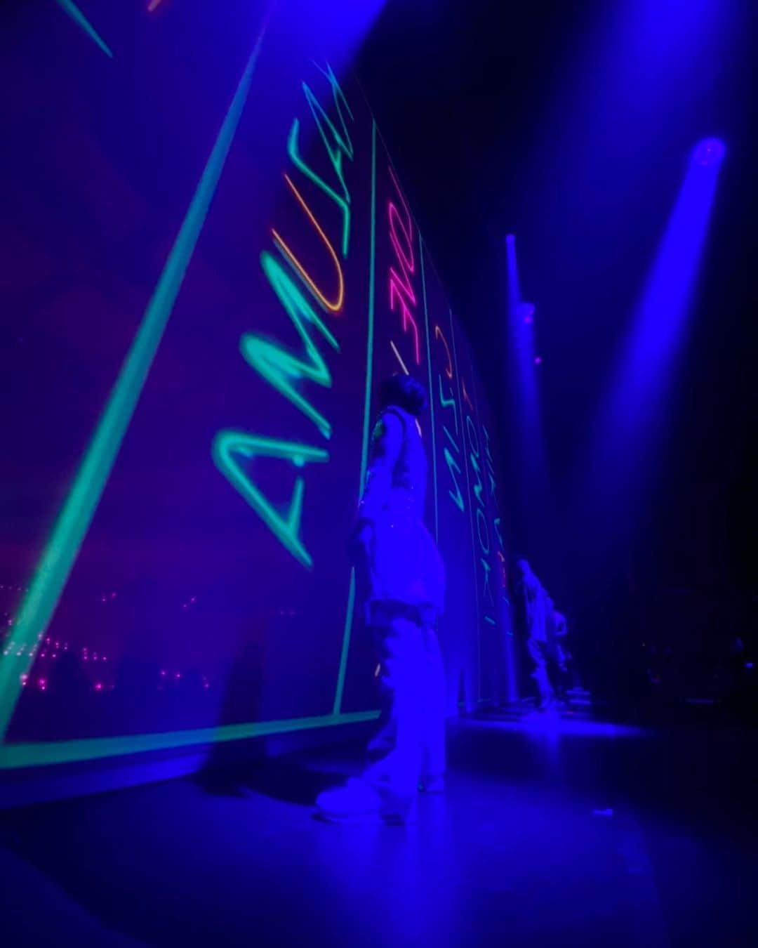 濱本和真のインスタグラム：「日付変わって本日23:59まで❗️❗️  https://live-on.mu-mo.net/ayu/  #ayumihamasaki #troubletour #サイゴノトラブル　  このシーンの映像、色々考えてて思いついた時一人でおおー！って言うくらいめっちゃテンションあがった😆　  このシーン含め、今回のライブ是非観てください👀✨」