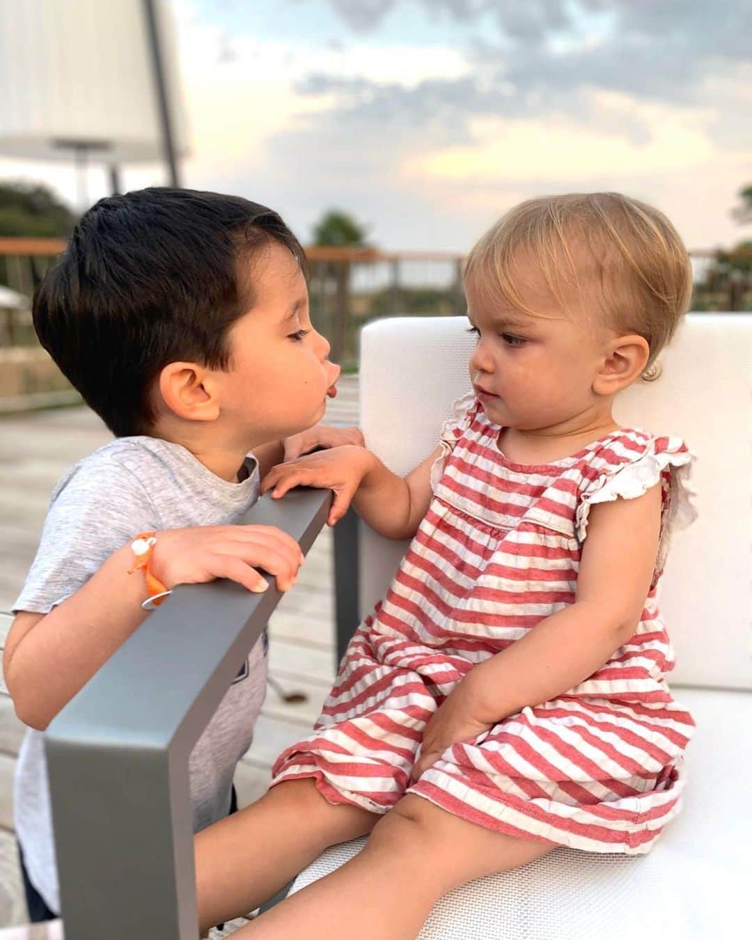 アリゾナ・ミューズのインスタグラム：「#BabyCousins 👶👶」