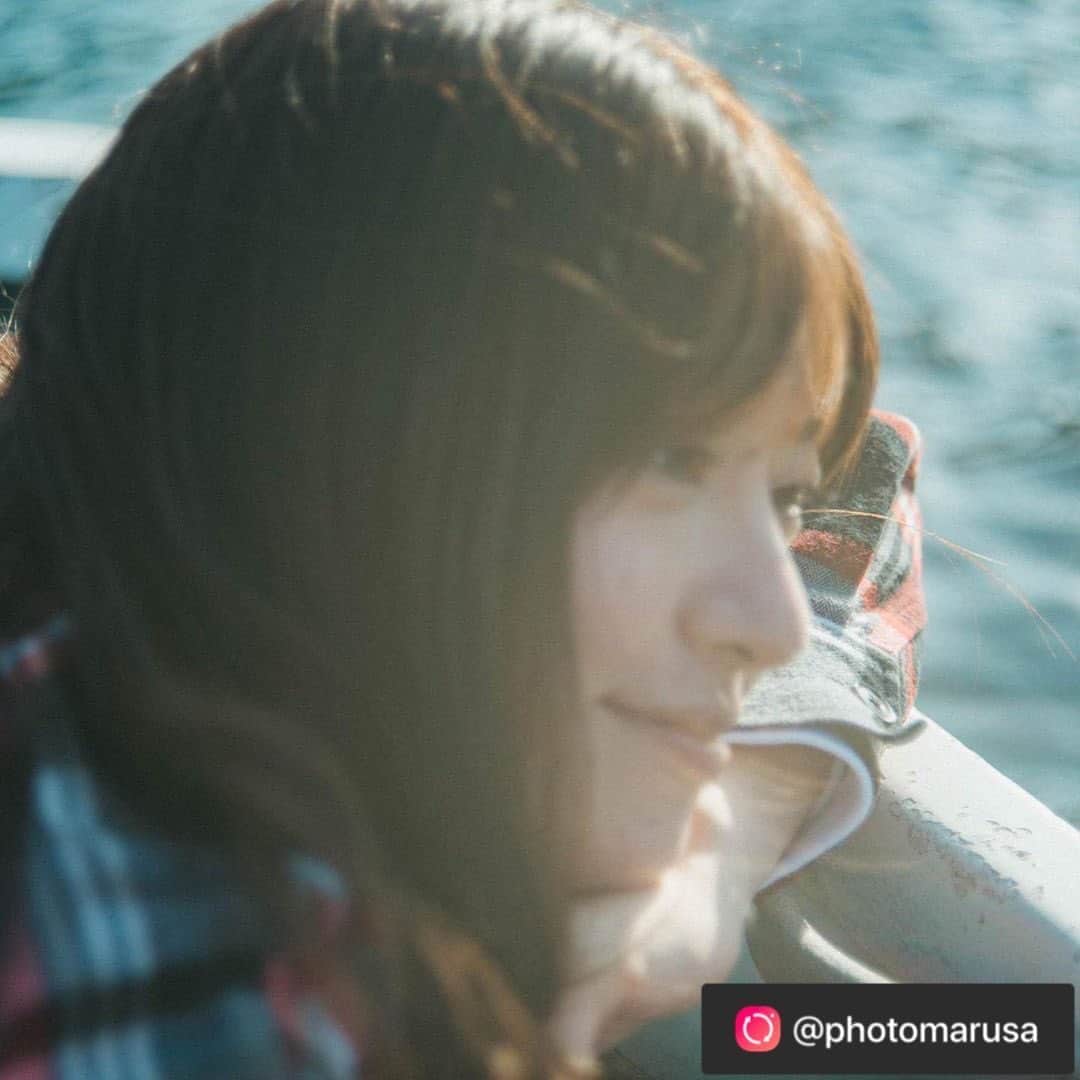 旭桃果のインスタグラム：「2019 Photo by @photomarusa   ボートまた乗りたい  ------------  風の匂いも いつしか 秋のものになってた . . 懐かしい写真  model: @m0m0ka_asahi   location:東京都 #あの日の心を映して  #season_girls_collection  #인물  #作品撮り #indy_photolife  #photovogue  #pr0ject_soul  #rox_captures  #insomniamag  #portraitofjapan  #スクリーンに恋して #その瞬間に物語を  #写真投稿日記  #teachmagazine  #ノスタルジーな瞬間を  #good_portraits_world  #jp_mood  #사진소통  #絵のような写真が好き  #as_archive  #the_diary_of_pale_memory  #classicmagazine  #screen_archive  #jp_portrait部 #arlettemagazine  #アマカラ写真部  #私の写真もっと広まれ #人像攝影  #旭桃果  #ミスflash2021」