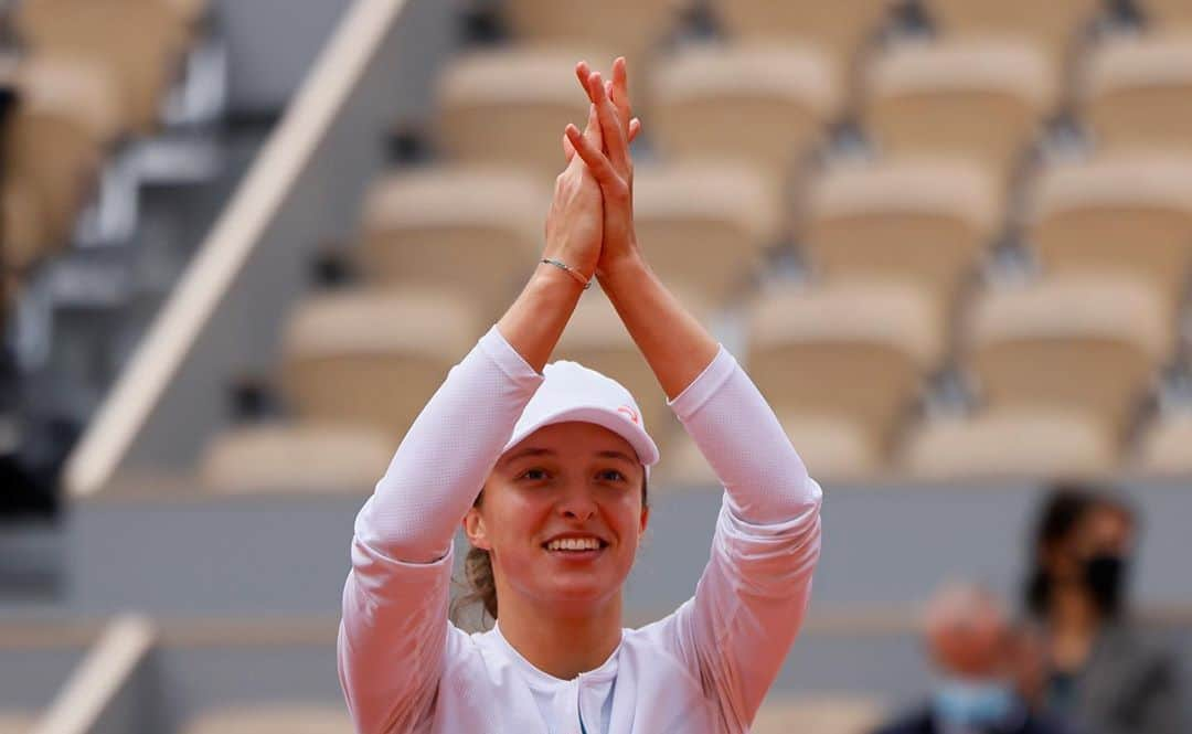 WTA（女子テニス協会）さんのインスタグラム写真 - (WTA（女子テニス協会）Instagram)「First into the @rolandgarros final! @iga.swiatek is the first 🇵🇱 Polish woman to reach the final in Paris 🙌」10月9日 0時26分 - wta