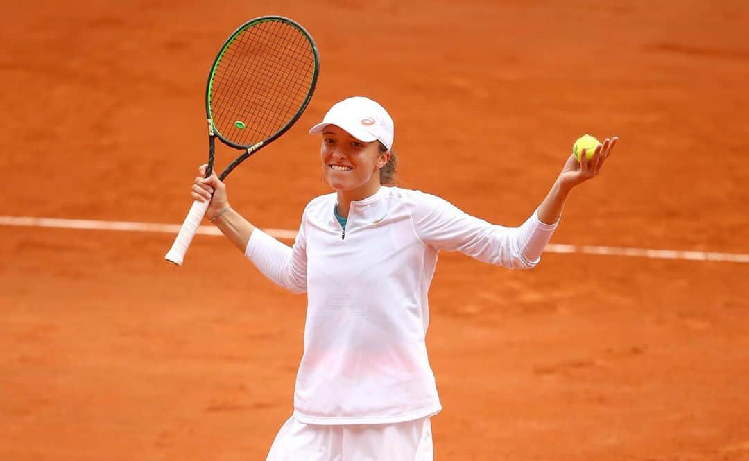 WTA（女子テニス協会）さんのインスタグラム写真 - (WTA（女子テニス協会）Instagram)「First into the @rolandgarros final! @iga.swiatek is the first 🇵🇱 Polish woman to reach the final in Paris 🙌」10月9日 0時26分 - wta